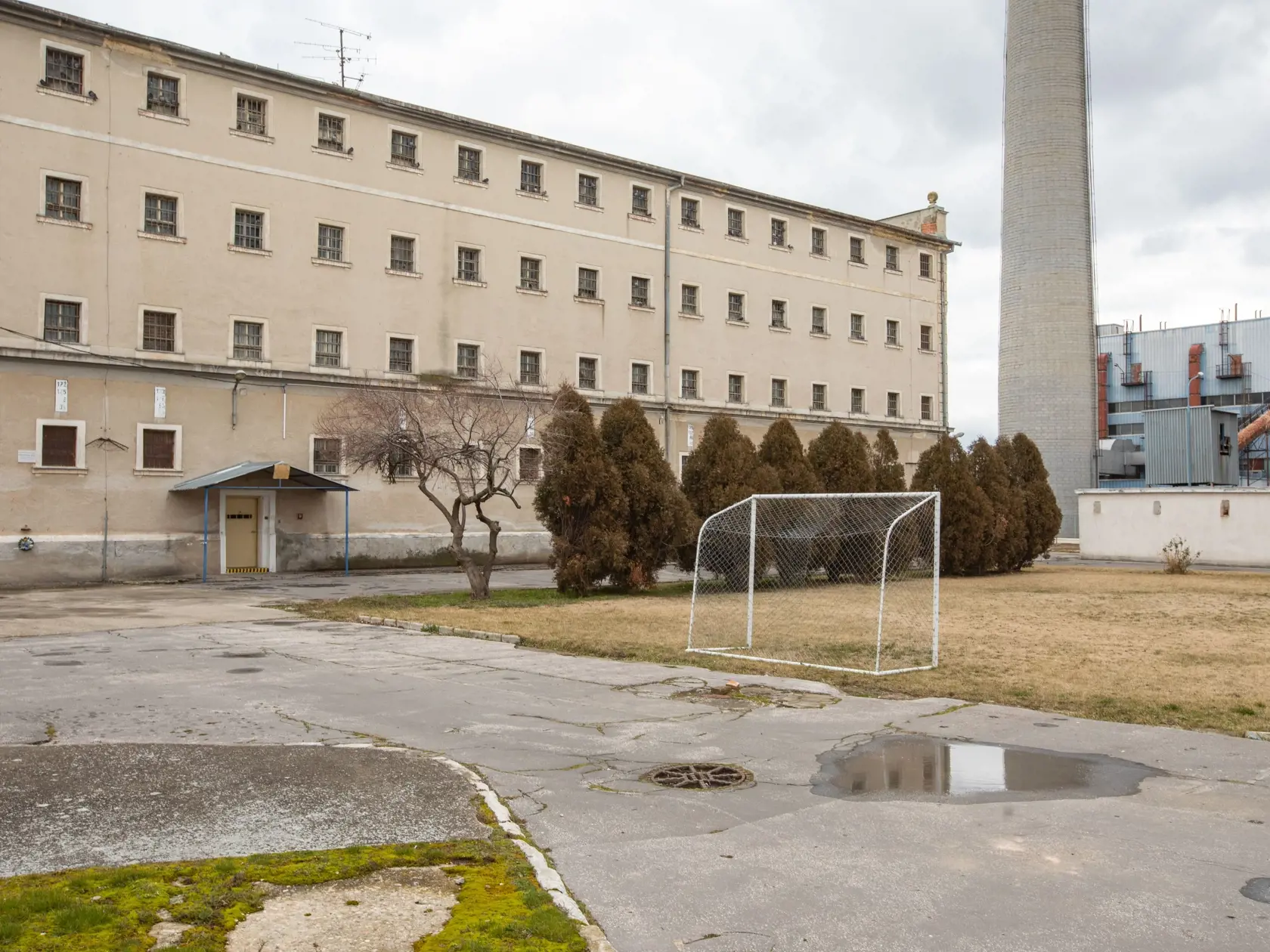 VYCHÁDZKOVÝ DVOR Betón, vysoké múry…