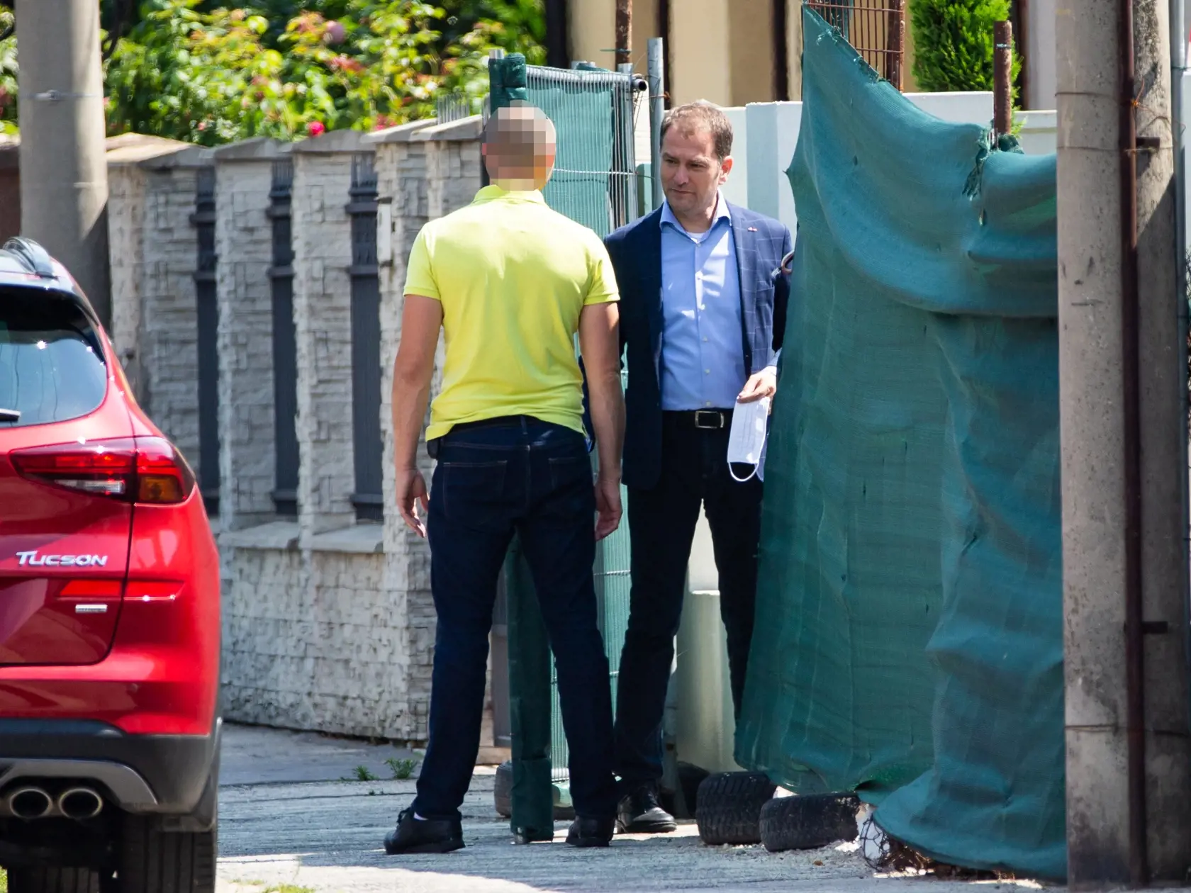 Igor Matovič pri svojom dome, v ktorom žije napriek tomu, že nie je skolaudovaný.