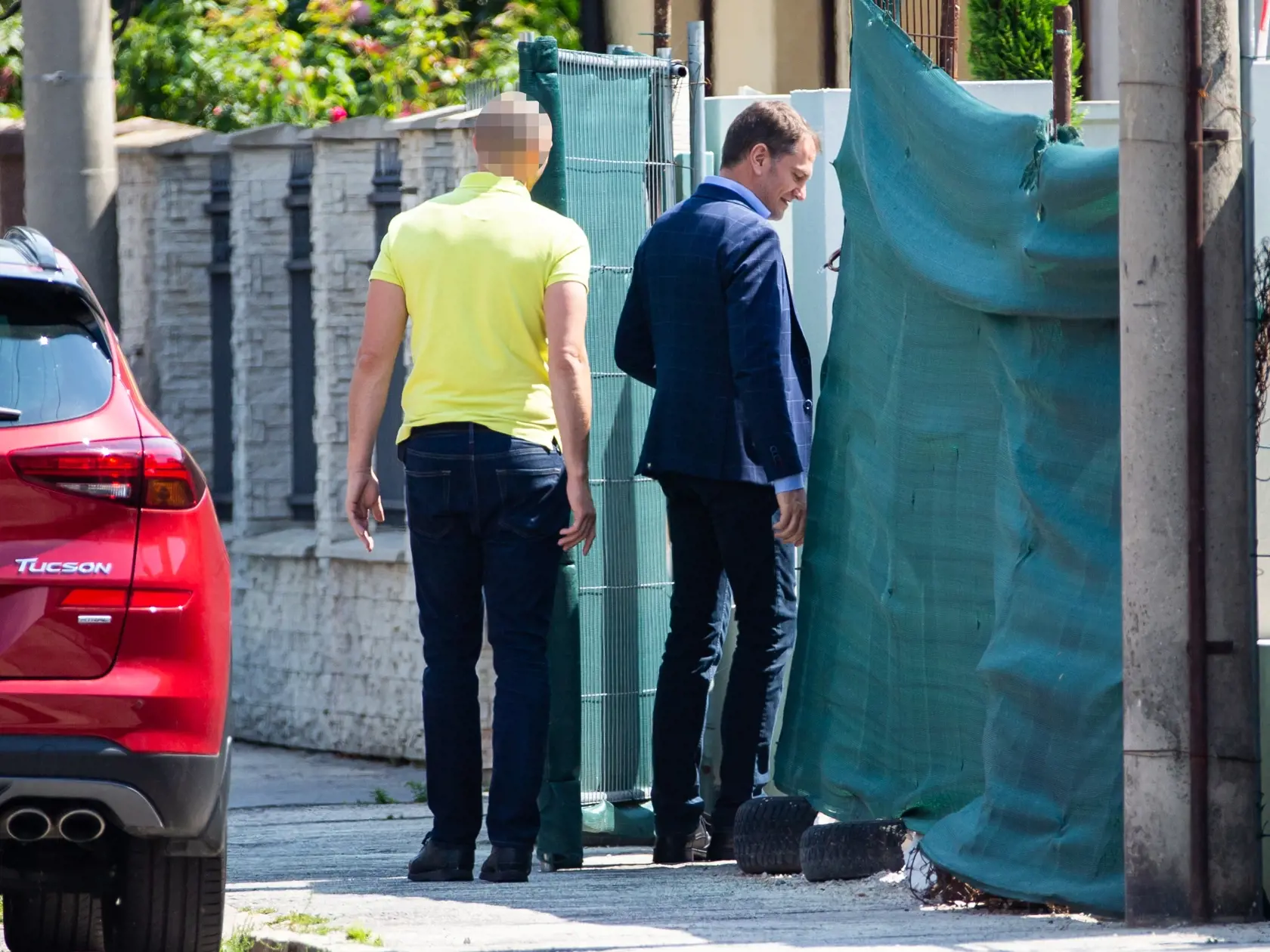 Igor Matovič pri svojom dome, v ktorom žije napriek tomu, že nie je skolaudovaný.