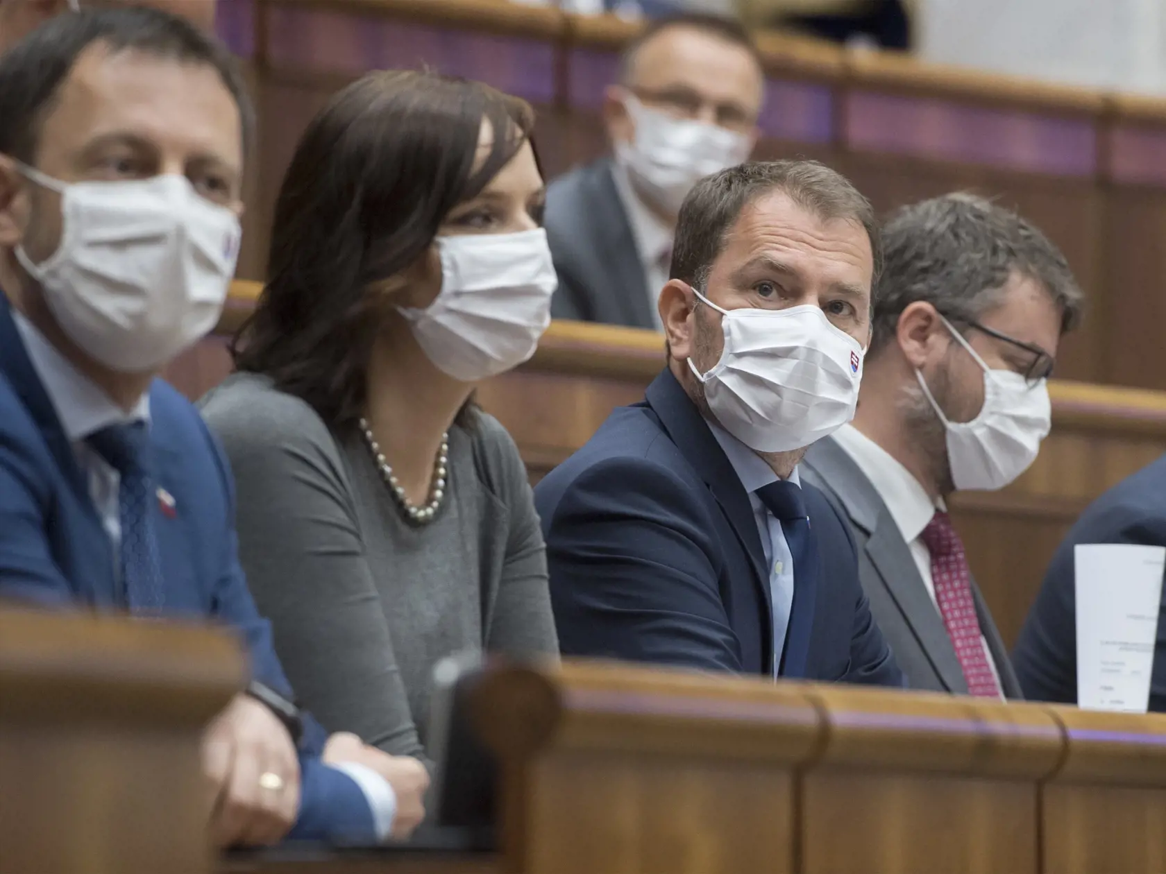 Na snímke zľava minster financií SR Eduard Heger (OĽaNO), podpredsedníčka vlády pre investície a informatizáciu SR Veronika Remišová predseda vlády SR Igor Matovič (OĽaNO) a  podpredseda vlády pre legislatívu a strategické plánovanie Štefan Holý (Sme rodina) pred mimoriadnou schôdzou NR SR k odvolávaniu premiéra Igora Matoviča 23. júla 2020 v Bratislave. Poslancom sa na prvýkrát nepodarilo otvoriť mimoriadnu schôdzu k odvolávaniu premiéra Igora Matoviča (OĽaNO). Plénum nebolo uznášania schopné. 