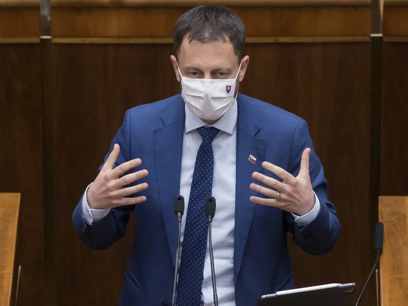 Na snímke minister financií SR Eduard Heger (OĽaNO) na mimoriadnej schôdzi parlamentu, na ktorej premiér Igor Matovič (OĽaNO) čelí po prvý raz od nástupu do funkcie odvolávaniu vo štvrtok 23. júla 2020 v Bratislave. Návrh vyslovenie nedôvery predložili opoziční poslanci Juraj Blanár (Smer-SD) a Richard Raši (nezaradený) po medializácii podozrení, že Matovičova diplomová práca je plagiát. FOTO TASR - Martin Baumann

