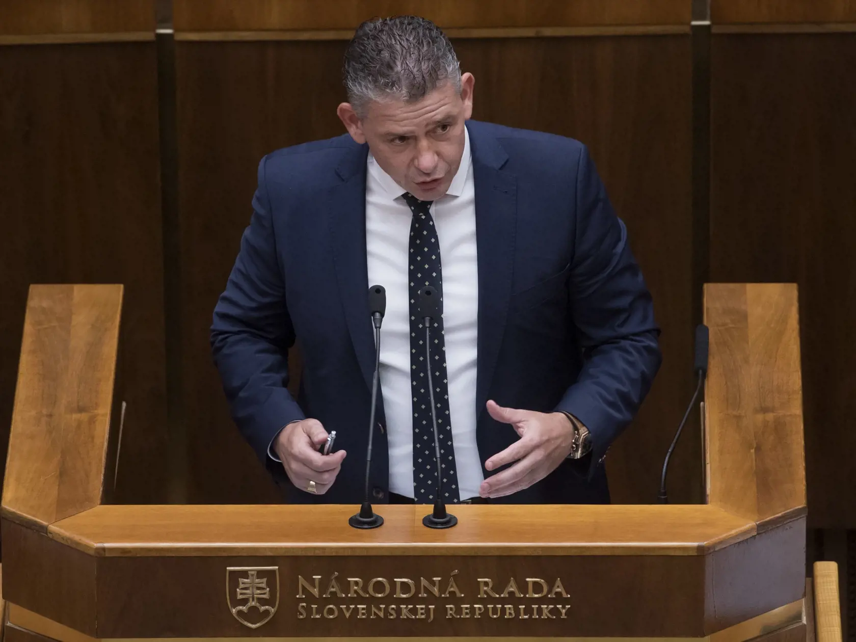 Na snímke minister vnútra SR Roman Mikulec (OĽaNO) reční  na mimoriadnej schôdzi parlamentu, na ktorej premiér Igor Matovič (OĽaNO) čelí po prvý raz od nástupu do funkcie odvolávaniu vo štvrtok 23. júla 2020 v Bratislave. Návrh vyslovenie nedôvery predložili opoziční poslanci Juraj Blanár (Smer-SD) a Richard Raši (nezaradený) po medializácii podozrení, že Matovičova diplomová práca je plagiát. FOTO TASR - Martin Baumann

