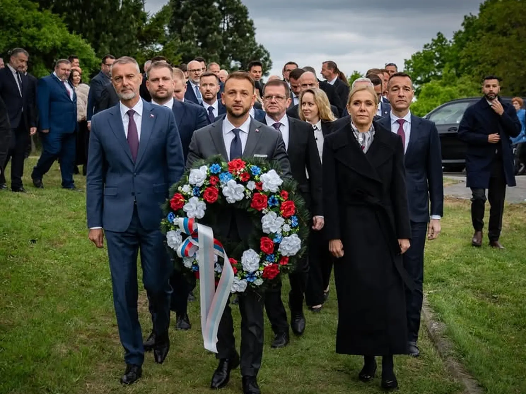 Členovia Hlasu sa občanom prihovorili po pietnom akte v Novej Bošáci.