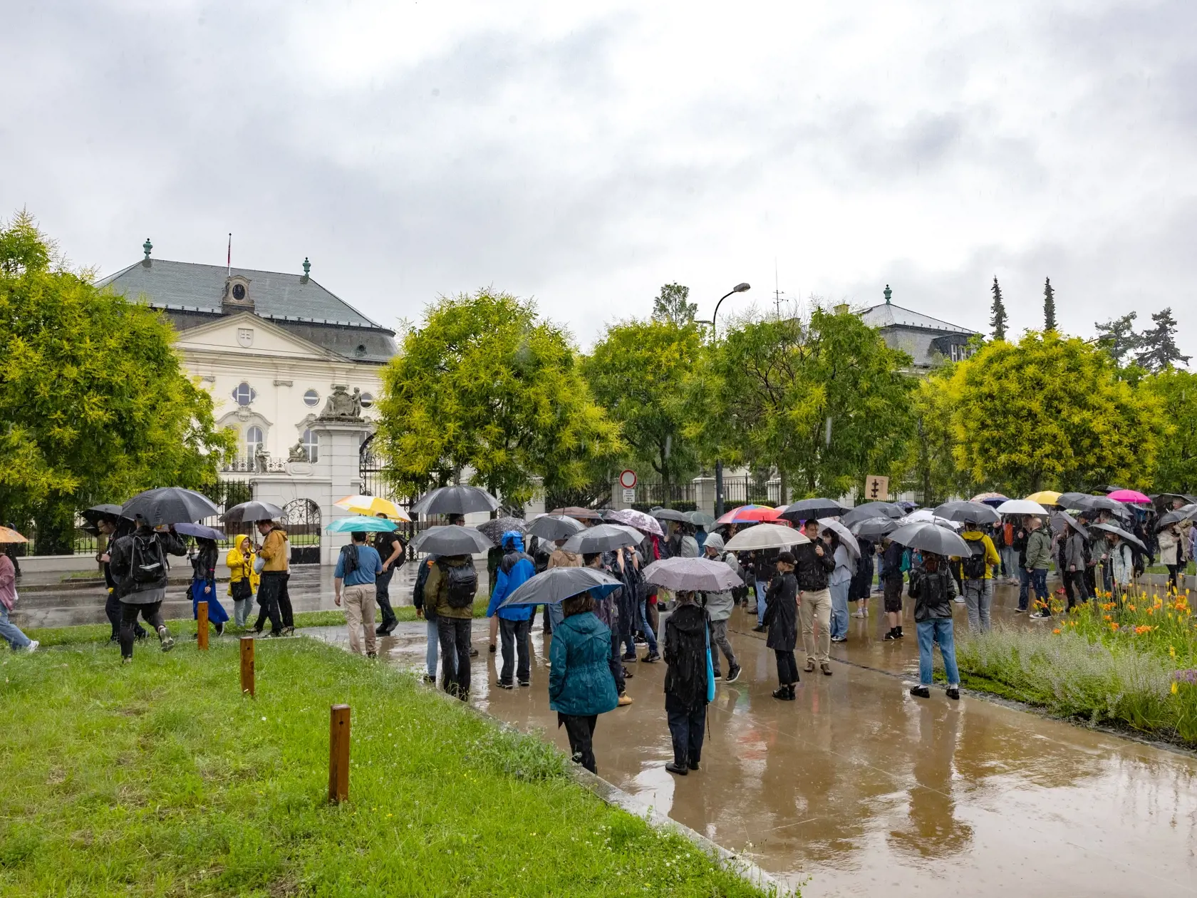 Štrajk nespokojných zamestnancov a spolupracovníkov RTVS, cieľom ktorého je stiahnutie sporného návrhu zákona o STVR. Dav sa presunul z budovy Slovenského rozhlasu na Mýtnej ulici pred Úrad vlády a následne pred budovu Ministerstva kultúry na Námestí SNP, kde prebehol príhovor členov štrajkového výboru a pozvaných hostí.