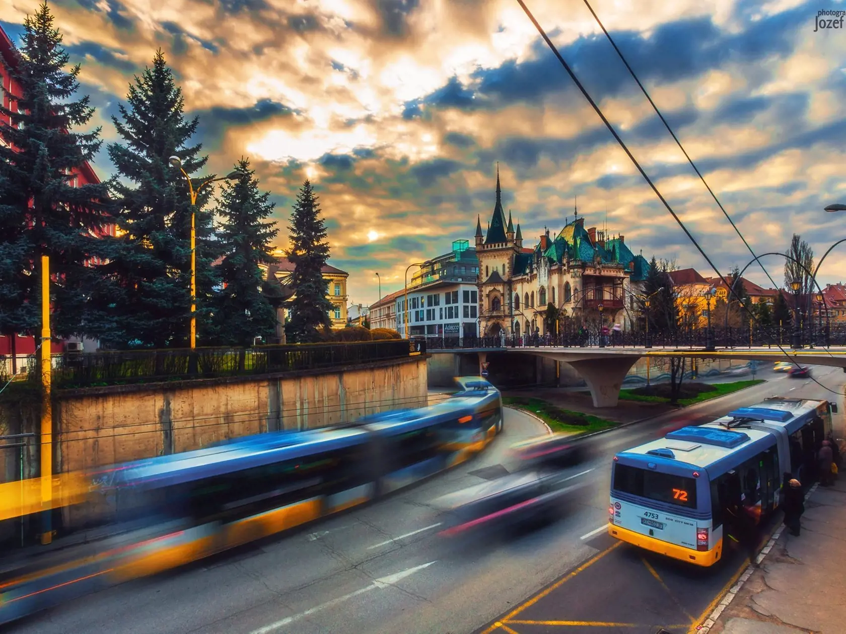 Takýto neobyčajný záber na Jakabov palác sa podaril fotografovi od Mestského parku.