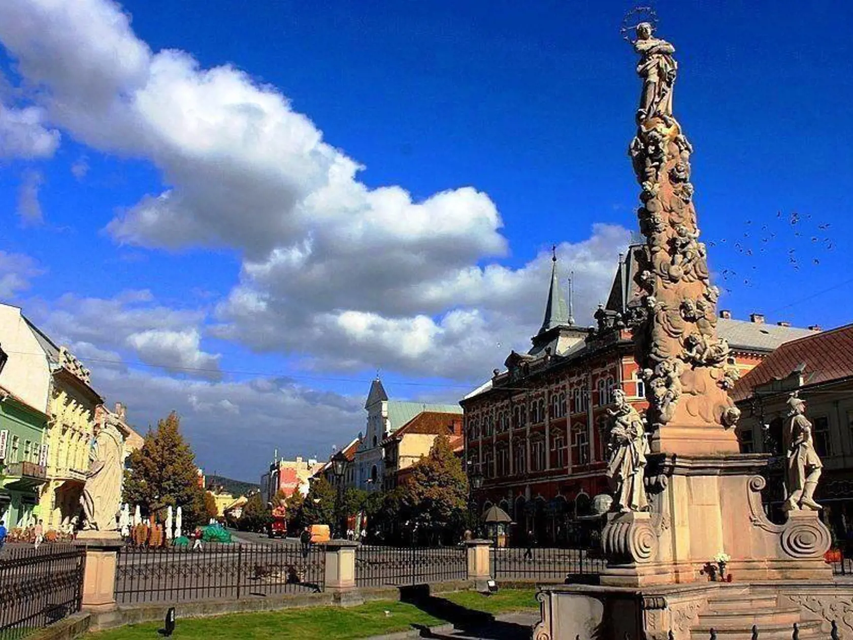 Turisti obdivujú najmä centrum Košíc.  V popredí Immaculata alebo Súsošie Nepoškvrnenej Panny Márie  na Hlavnej ulici.