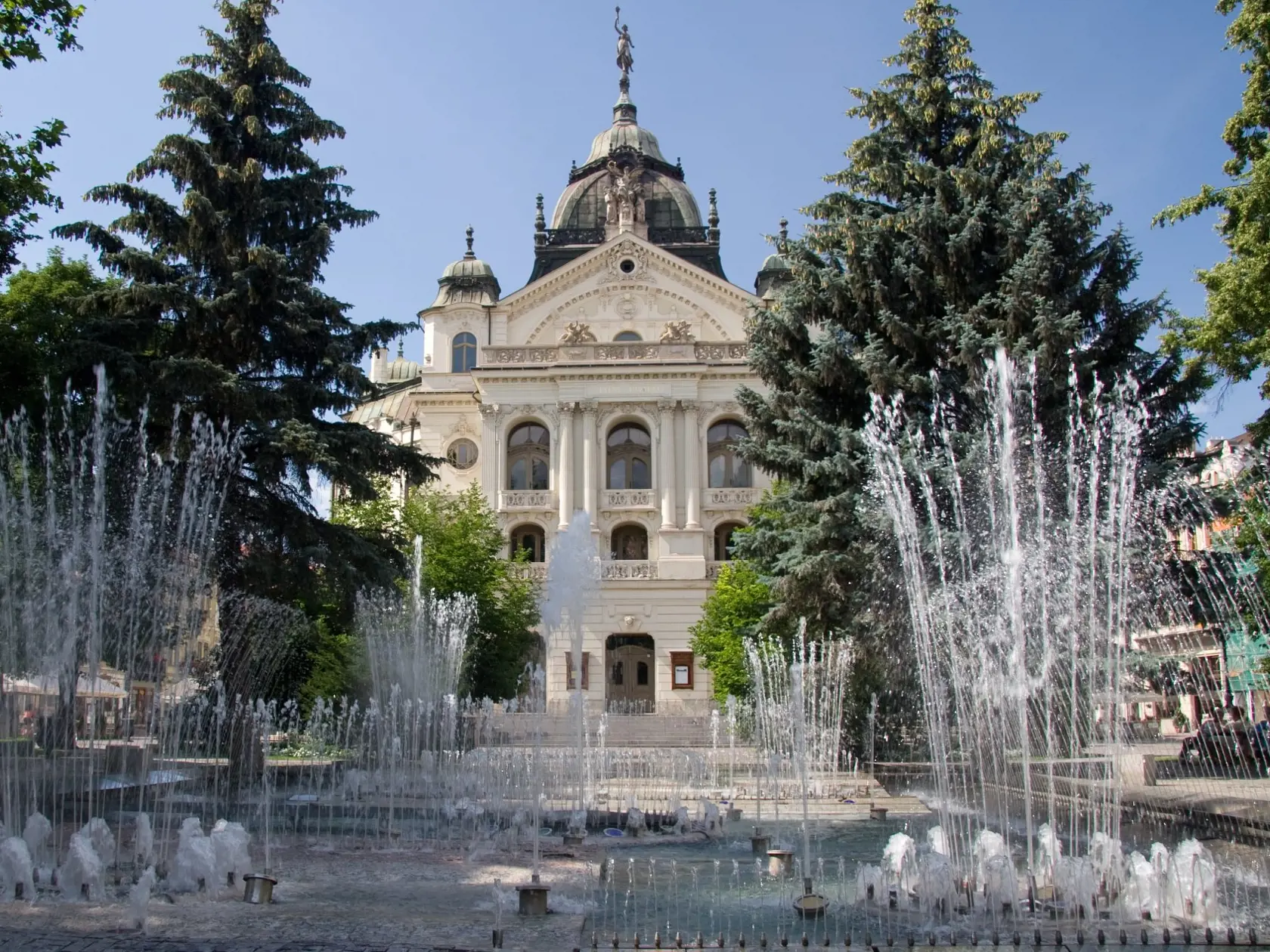 Spievajúca fontána, v pozadí budova Štátneho divadla.