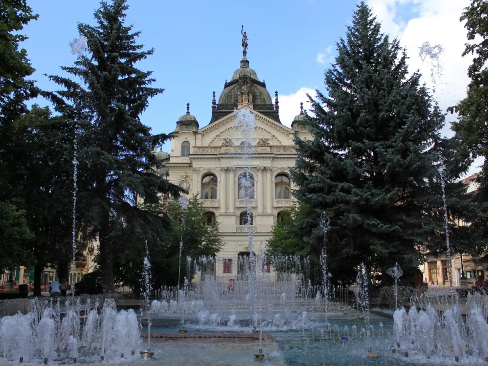 Spievajúca fontána v pozadí budova Štátneho divadla.