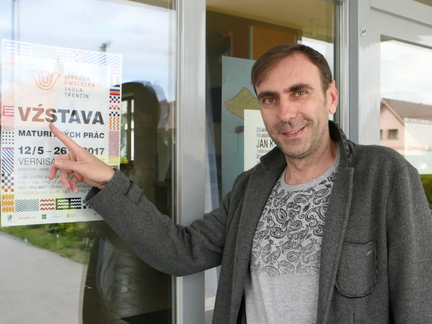 Riaditeľ umeleckej školy Ivan Štefka je s plagátmi spokojný.