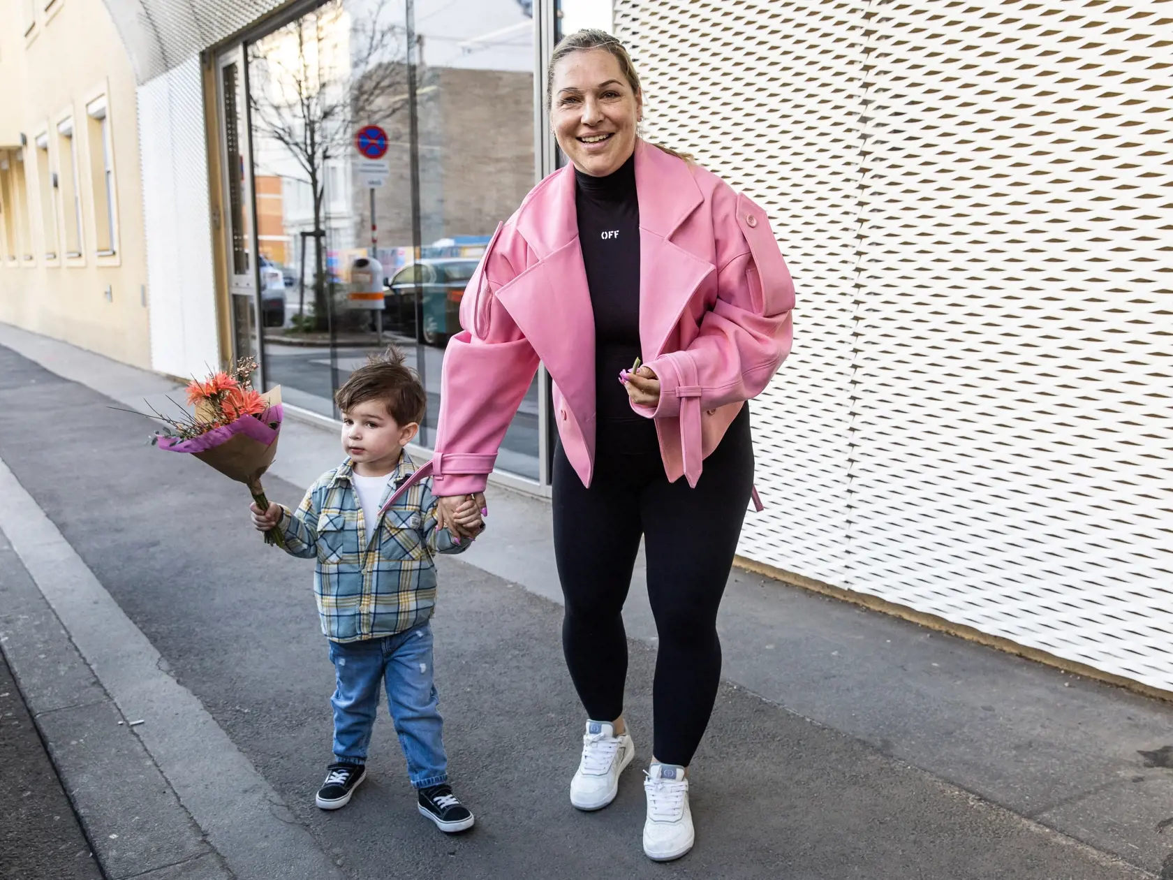 Dominika Navara Cibulková a Michal Navara opúšťajú viedeňskú kliniku po narodení dcéry Niny.