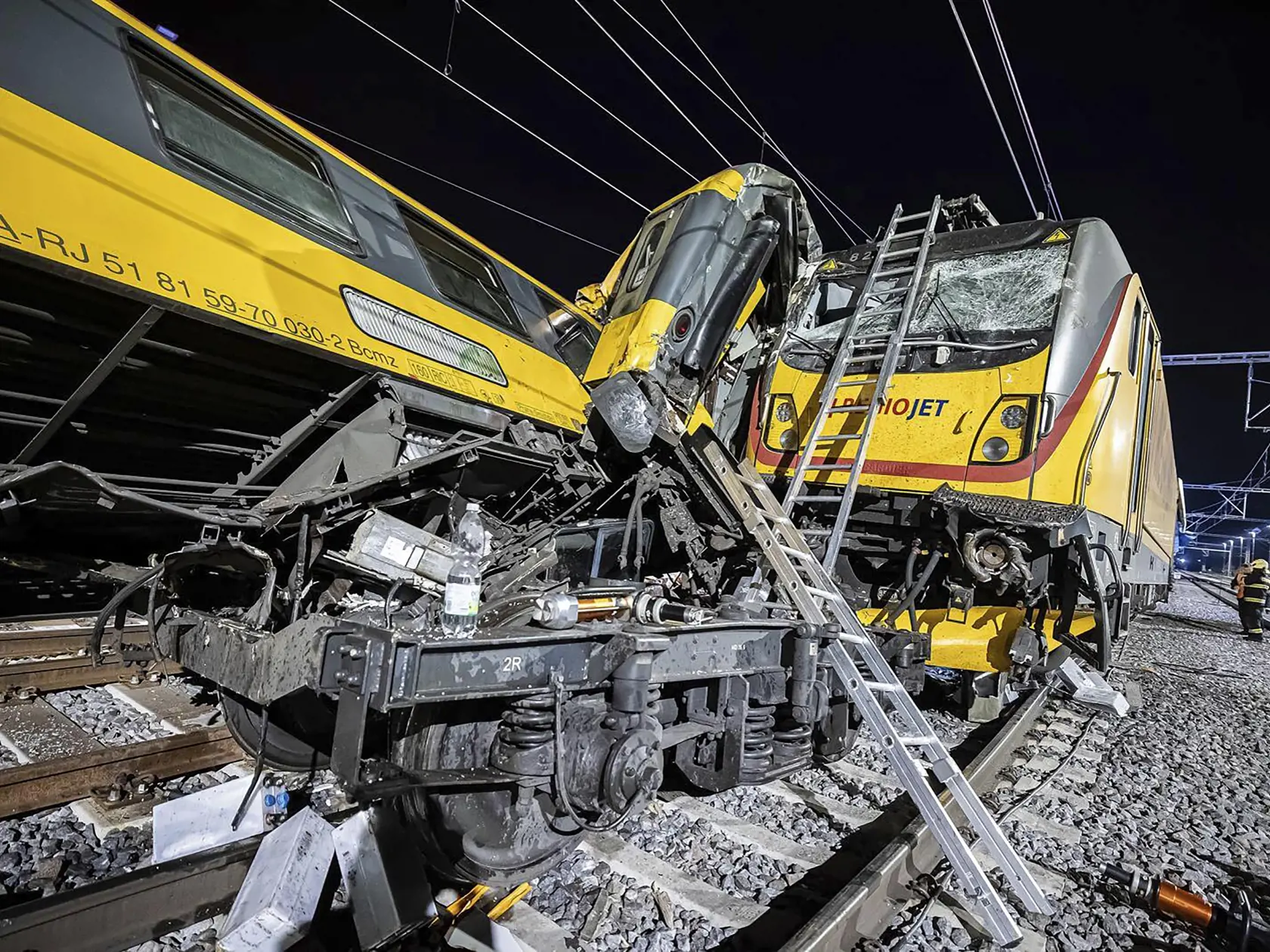 KK4 Pardubice - Na snímke rýchlik po zrážke s nákladným vlakom v Pardubiciach 6. júna 2024. V českom meste Pardubice sa zrazil rýchlik s nákladným vlakom. Na mieste sú zranení, potvrdil v noci na štvrtok pre spravodajský portál Novinky.cz hovorca hasičov správy železníc Martin Kavka. FOTO TASR/AP
This photo released by Fire Department of Pardubice region shows a collided train in Pardubice, Czech Republic Thursday, June 6, 2024. A passenger train collided head-on with a freight train in the Czec