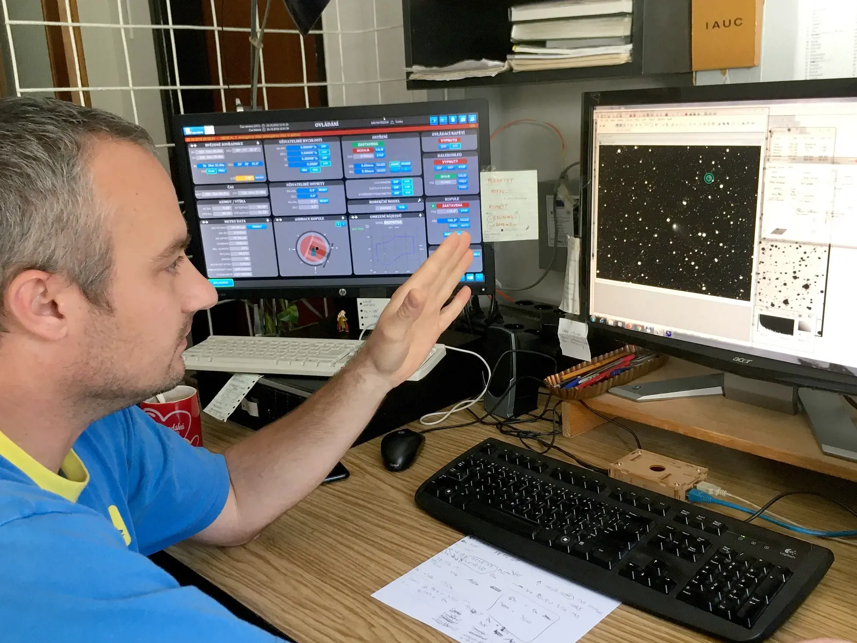 Počítače uľahčujú prácu: Dušan Tomko, vedecký pracovník y Astronomického ústavu SAV.