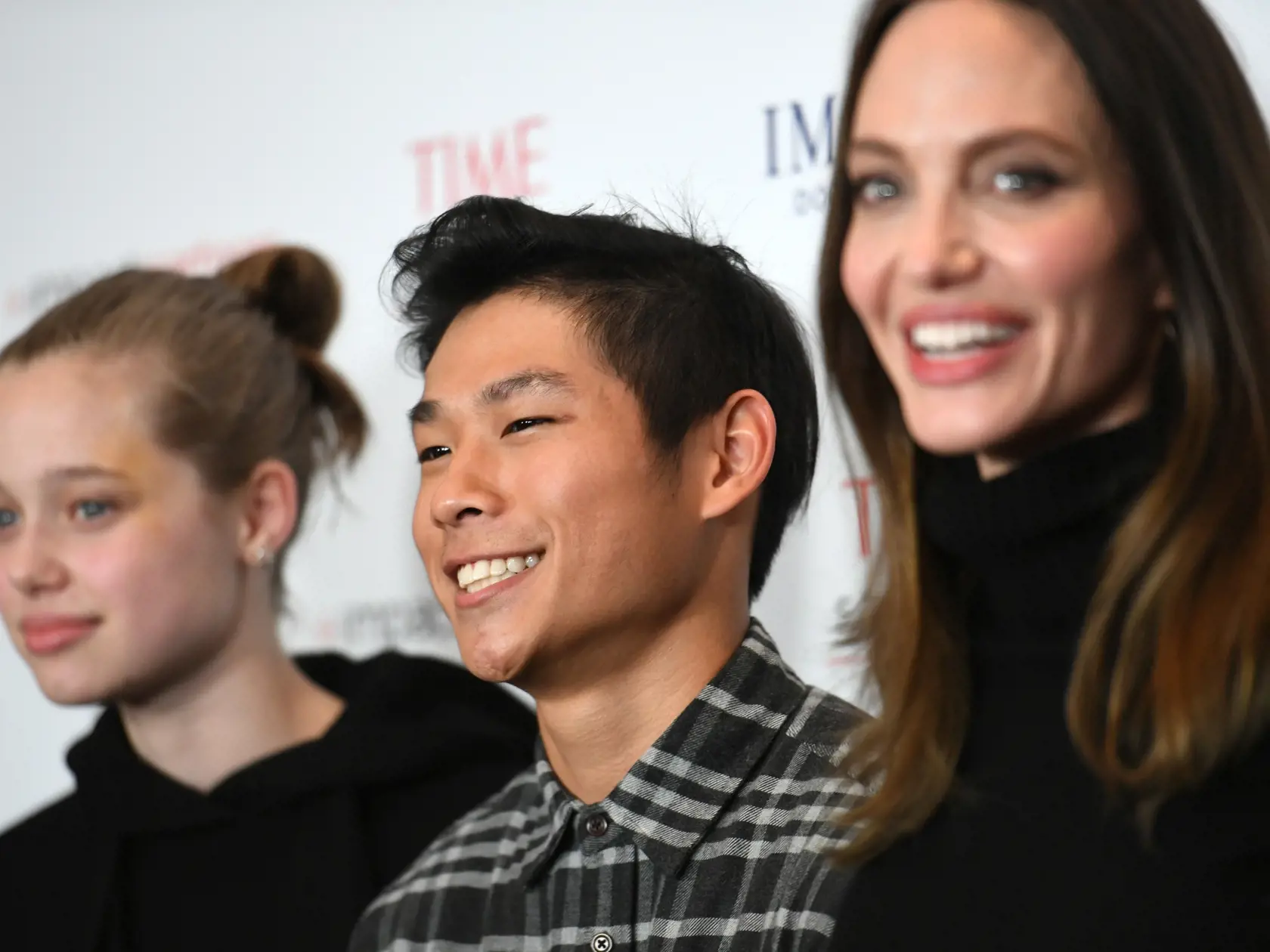 Angelina Jolie čelí kritike zo strany pestúnky, vraj jej deti nemajú žiadnu výchovu.