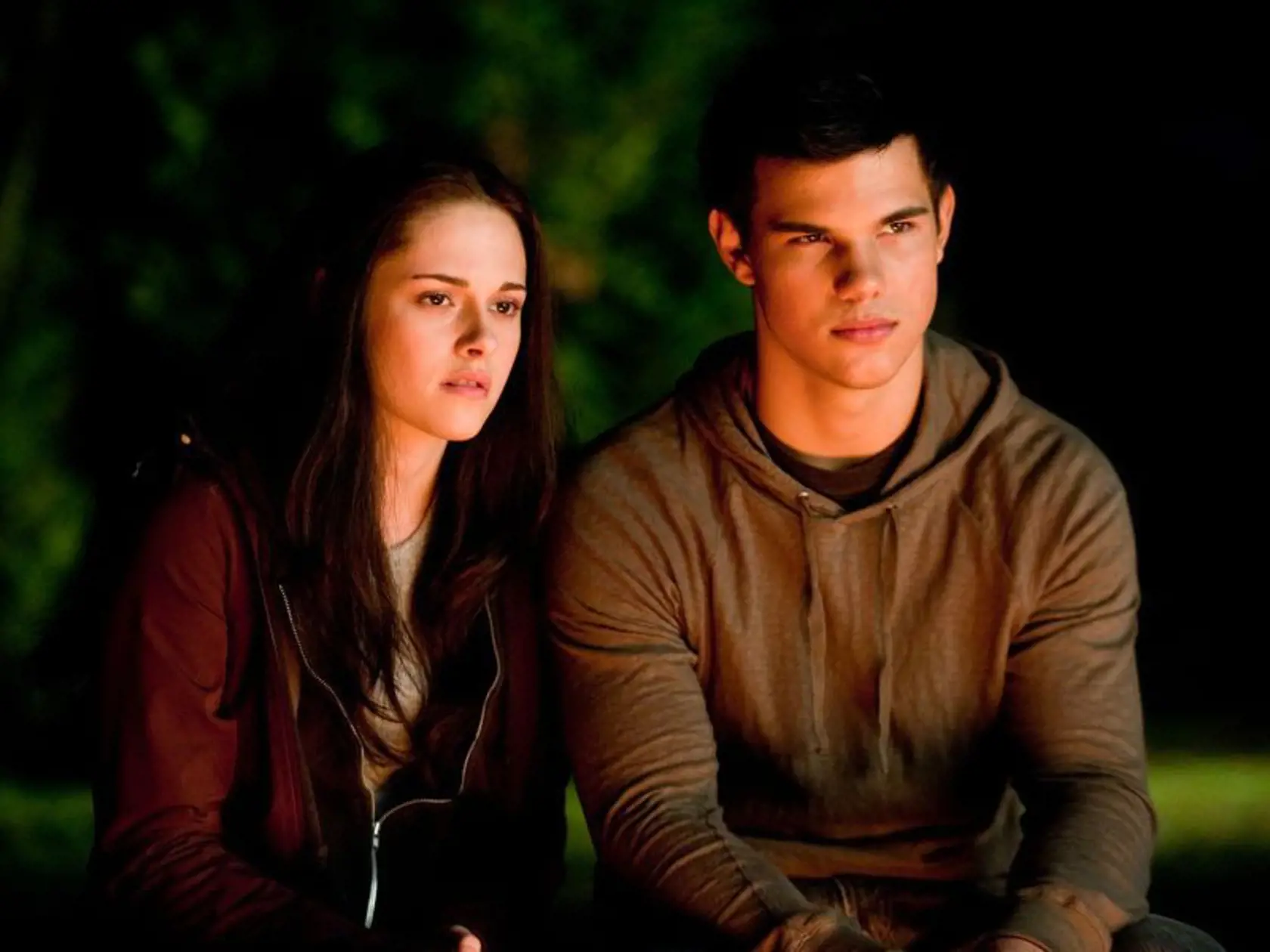 Séria Twilight pritiahla k obrazovkám milióny fanúšičiek. Dôvodom však nebol len nebezpečný upír Robert Pattinson, ale aj vlkolak Taylor Lautner, ktorý sa rovnako usiloval o srdce krásnej Belly (Kristen Stewart).