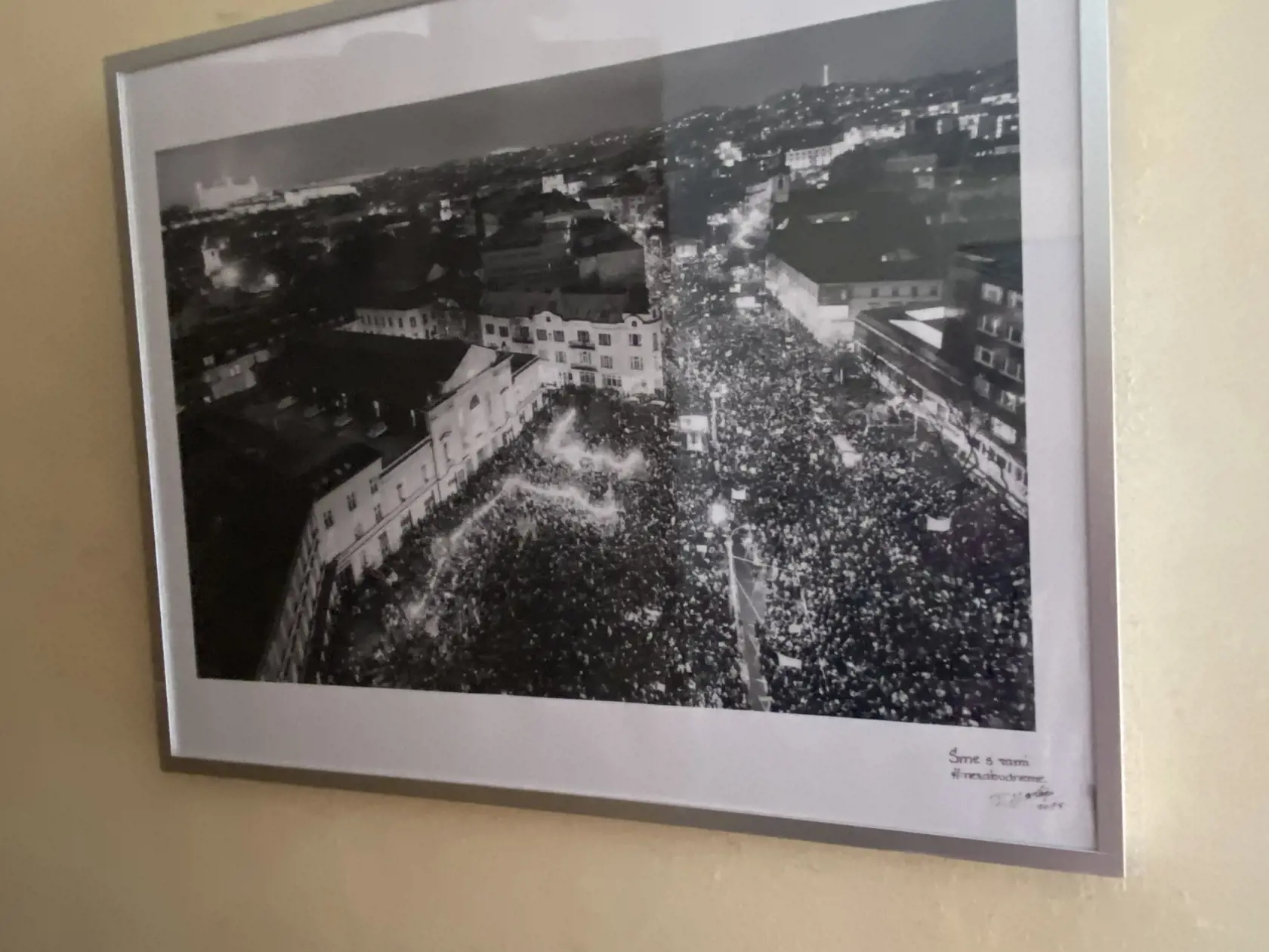 Po vraže vyšli do ulíc tisíce Slovákov a žiadali zmenu. Fotka z bratislavského námestia visí v obývacej izbe Zlatice Kušnírovej.