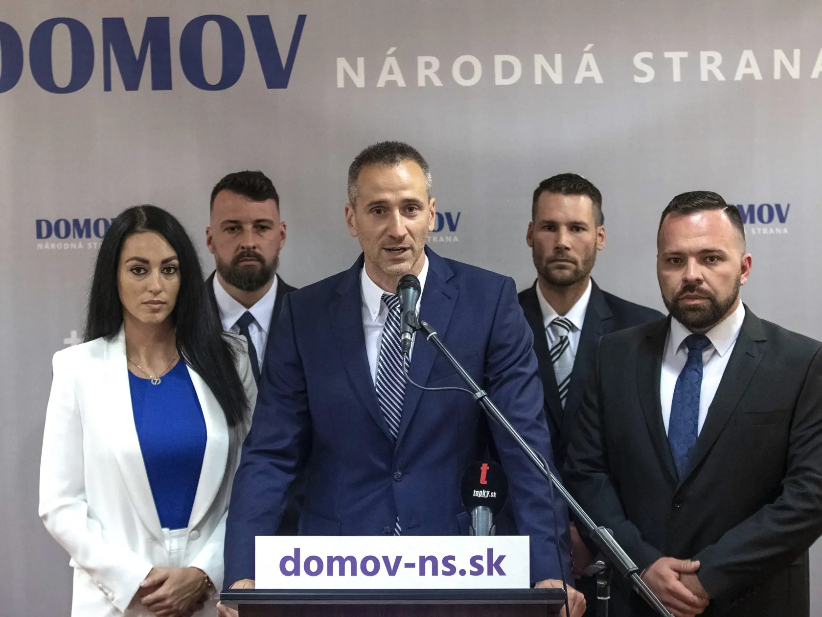 Na snímke zľava zakladajúca členka strany a členka predsedníctva strany DOMOV-NS Jana Jányová,  zakladajúci člen strany a člen predsedníctva strany DOMOV-NS Branislav Ondruška, predseda strany Domov-NS Pavol Slota, zakladajúci člen strany a člen predsedníctva strany DOMOV-NS Martin Spišiak, člen predsedníctva strany DOMOV-NS Tomáš Bandzi počas tlačovej konferencie strany Domov - národná strana (DOMOV-NS) na tému Oznámenie vzniku strany DOMOV-NS a informácie o jej politických a programových cieľo