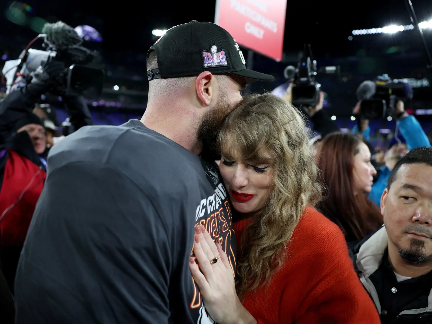 Taylor Swift vynechala len minimum zápasov Kansasu v tejto sezóne a Travisovi Kelcemu naposledy fandila v Baltimore, kde si Chiefs výhrou nad domácimi Ravens opätovne zaistili postup do Super Bowlu.
