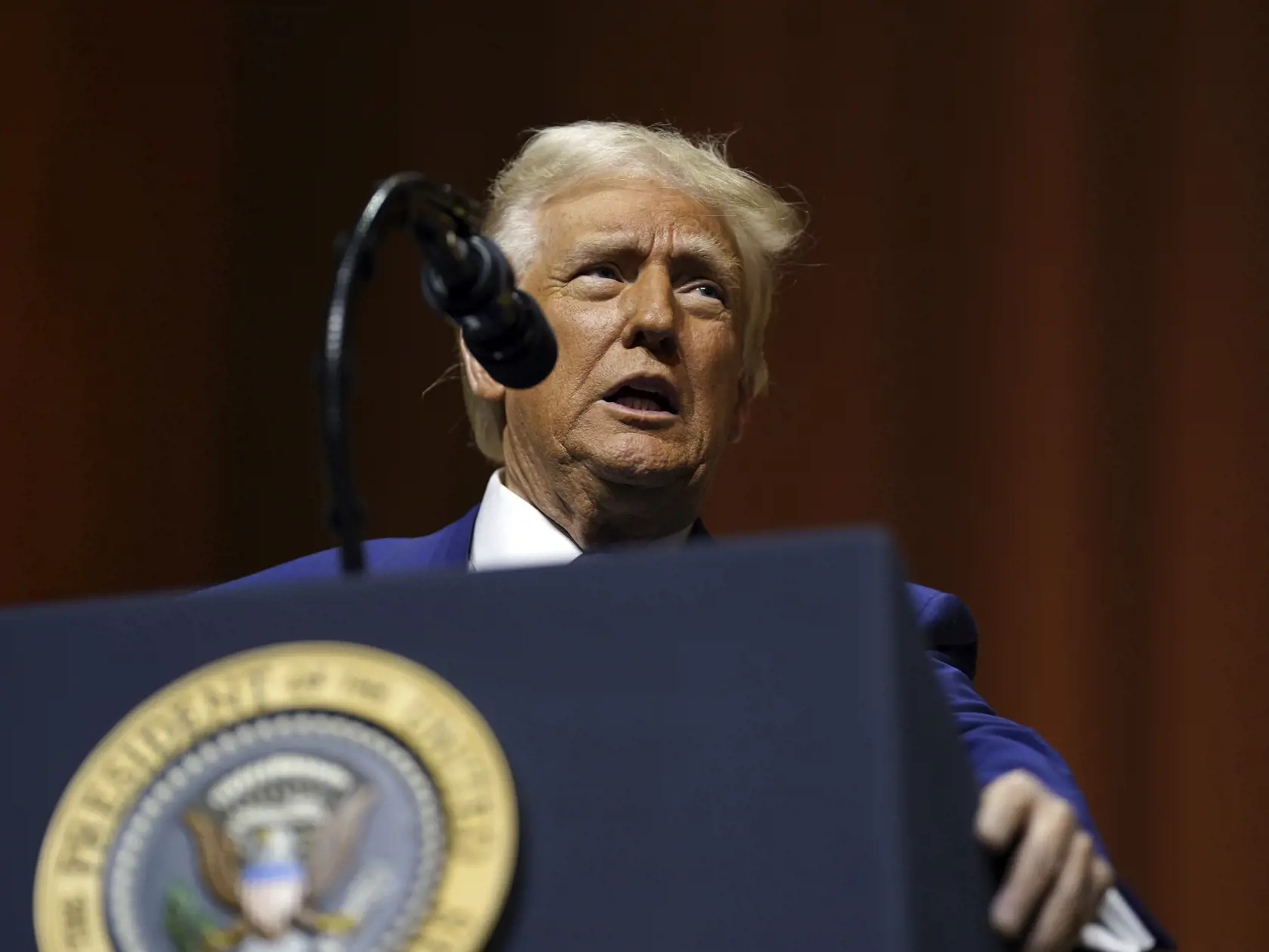 WA 18 Washington - Americký prezident Donald Trump vystupuje s prejavom na združení republikánskych guvernérov vo Washingtone vo štvrtok 20. februára 2025. Trump vo štvrtok opätovne kritizoval agentúru Associated Press (AP) a nazval ju "radikálne ľavicovou organizáciou". Prezident tak pokračuje v spore s najväčšou americkou agentúrou pre jej rozhodnutie neuvádzať vo svojich textoch Mexický záliv ako Americký záliv. FOTO TASR/AP
President Donald speaks at the Republican Governors Association meeting at the National Building Museum in Washington, Thursday, Feb. 20, 2025. (Pool via AP)
