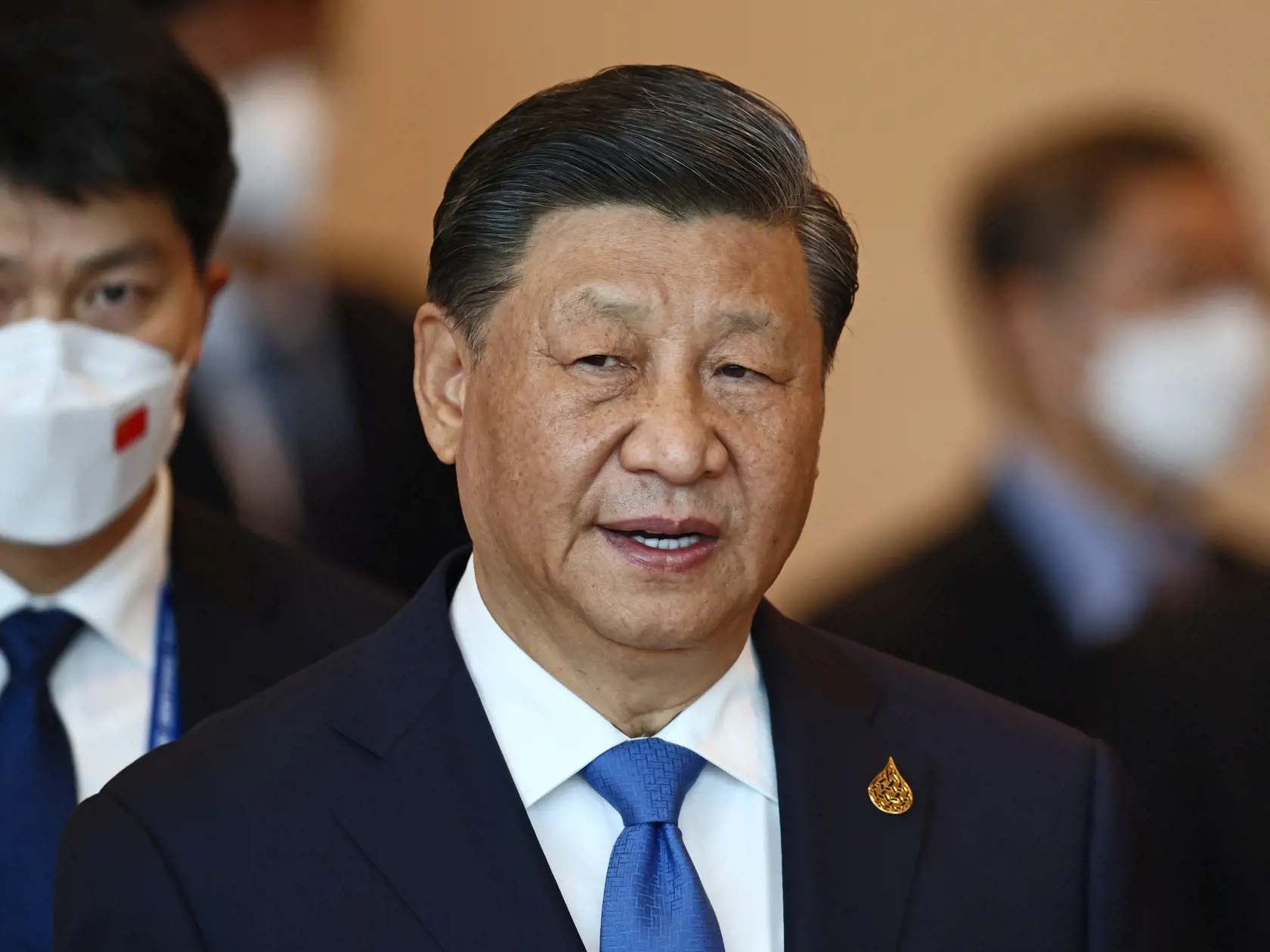 Čínsky prezident Si Ťin-pching prichádza na stretnutie lídrov vrámci summit Ázijsko-tichomorskej hospodárskej spolupráce (APEC) v thajskom Bangkoku v piatok 18. novembra 2022. Americká viceprezidentka Kamala Harrisová v sobotu vyzvala Čínu na otvorenú komunikáciu medzi oboma krajinami. Urobila tak počas krátkeho stretnutia s čínskym prezidentom Si Ťin-pchingom, ktorý pred niekoľkými dňami viedol rozsiahle rokovania s prezidentom USA Joeom Bidenom.