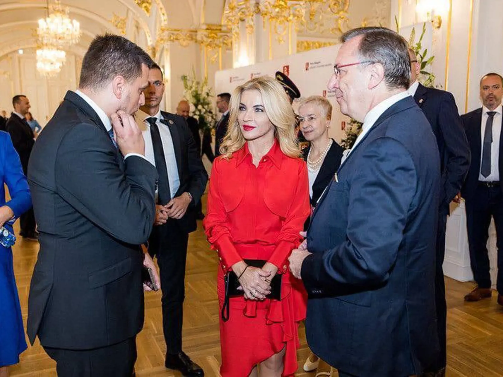 Ministerka Šimkovičová zvolila červené šaty s odhaleným kolenom.