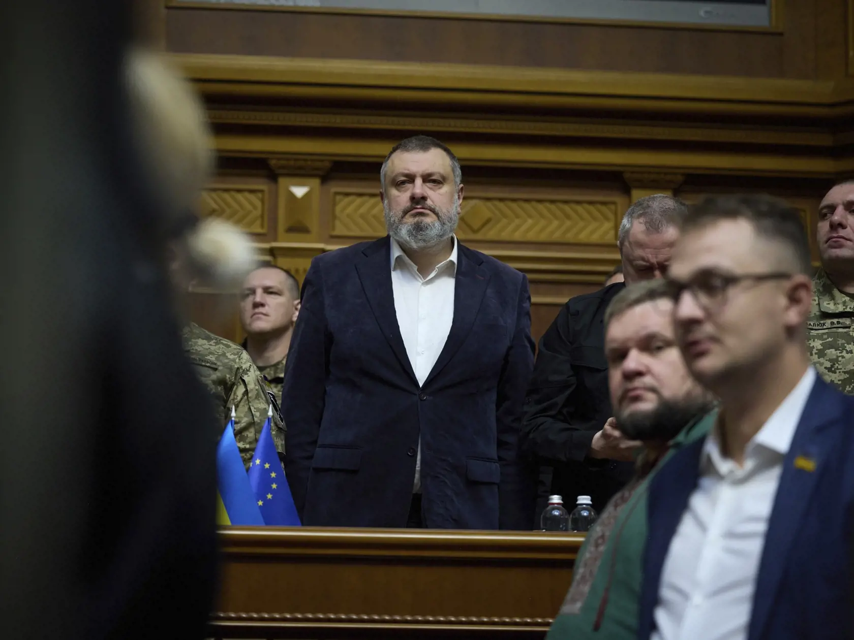 WA 58 Kyjev - Tajomník Rady bezpečnosti a obrany Ukrajiny (SNBO) Olexandr Lytvynenko počúva ukrajinského prezidenta Volodymyra Zelenského, ktorý predstavil svoj takzvaný víťazný plán na ukončenie vojny s Ruskom na mimoriadnom zasadnutí parlamentu v Kyjeve v stredu 16. októbra 2024.FOTO TASR/AP
                                                    

In this photo provided by the Press Service Of The President Of Ukraine on Oct. 16, 2024, Oleksandr Lytvynenko Head of Foreign Intelligence Service of Ukraine listens a speech of Ukraine's President Volodymyr Zelenskyy at Verkhovna Rada in Kyiv, Ukraine. (Press Service Of The President Of Ukraine via AP)