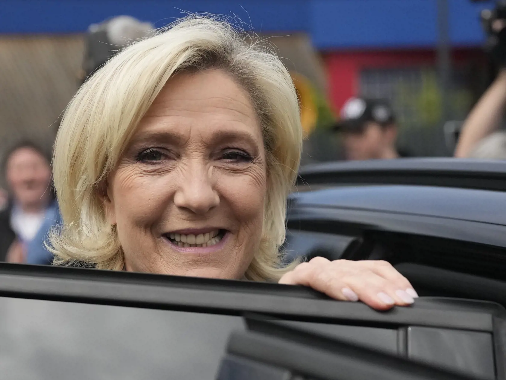 Bývalá predsedníčka krajne pravicového Národného združenia (RN) Marine Le Penová nastupuje do auta po volebnom akte v meste Hénin-Beaumon počas 1. kola predčasných parlamentných volieb vo Francúzsku v nedeľu 30. júna 2024.