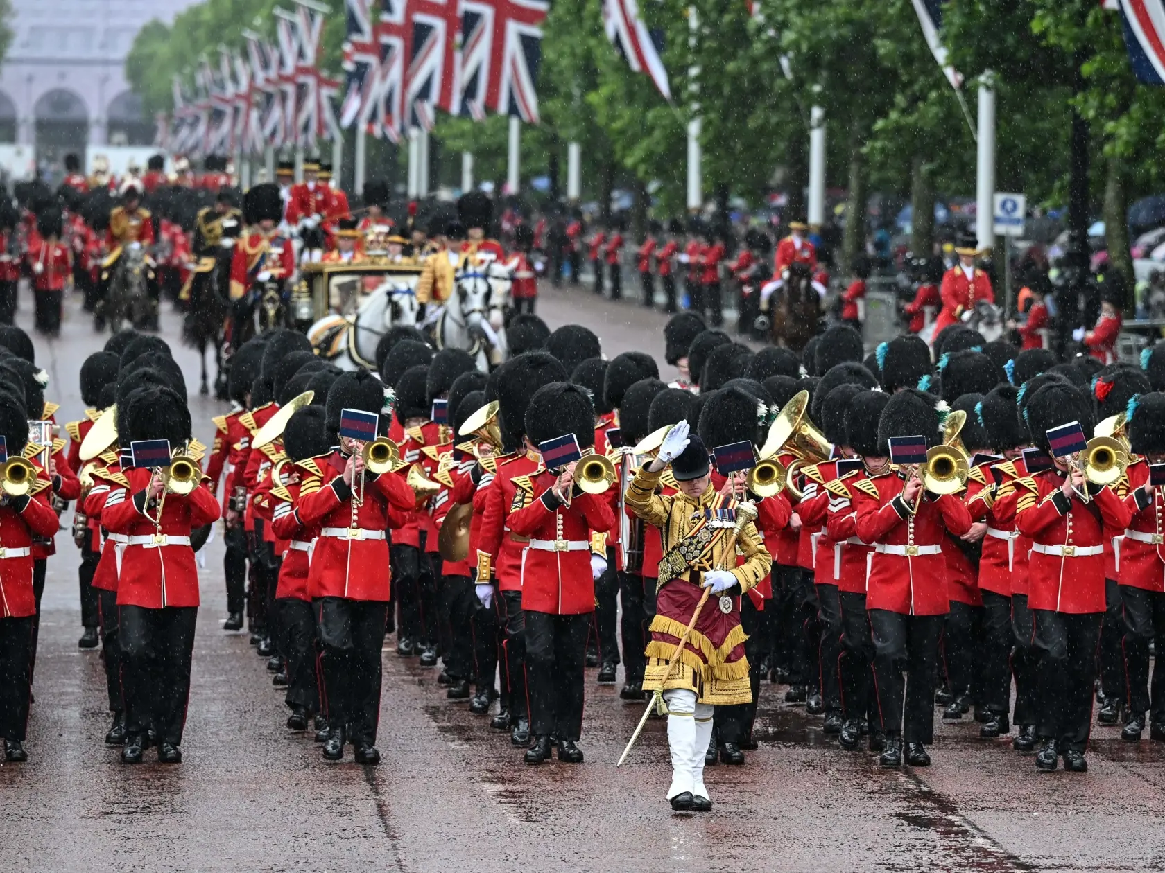 Ceremoniál, ktorého súčasťou je vojenská prehliadka a tradičné obrady, je jednou z najdôležitejších udalostí v britskom kráľovskom kalendári.