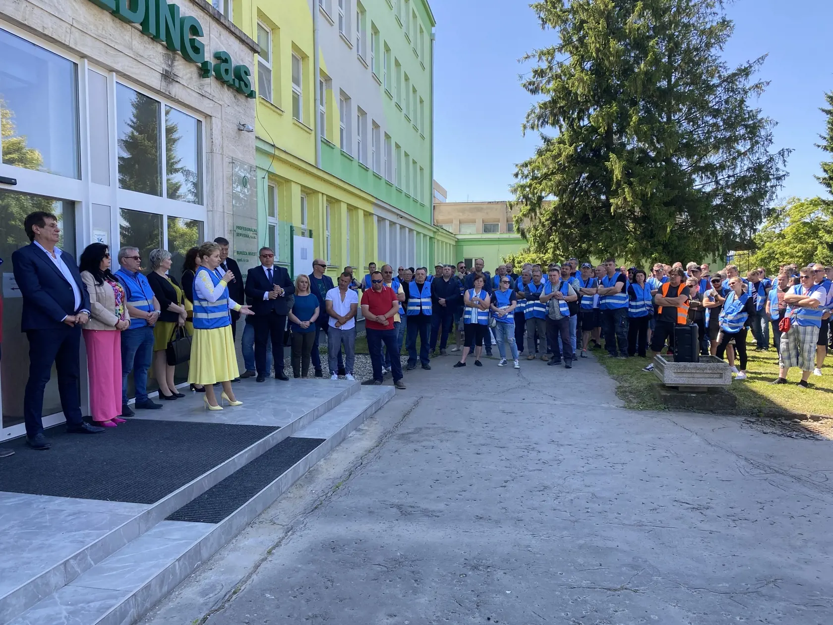 Pred budovou drevospracujúcej firmy Bukóza Vranov so 70-ročnou históriou, ktorej hrozí krach a prepúšťanie 700 ľudí, sa v stredu 15. mája 2024 zhromaždili nespokojní zamestnanci. Tí vravia o meškajúcich výplatach, dostávajú iba 60-platu, lebo výroba je pozastavená.