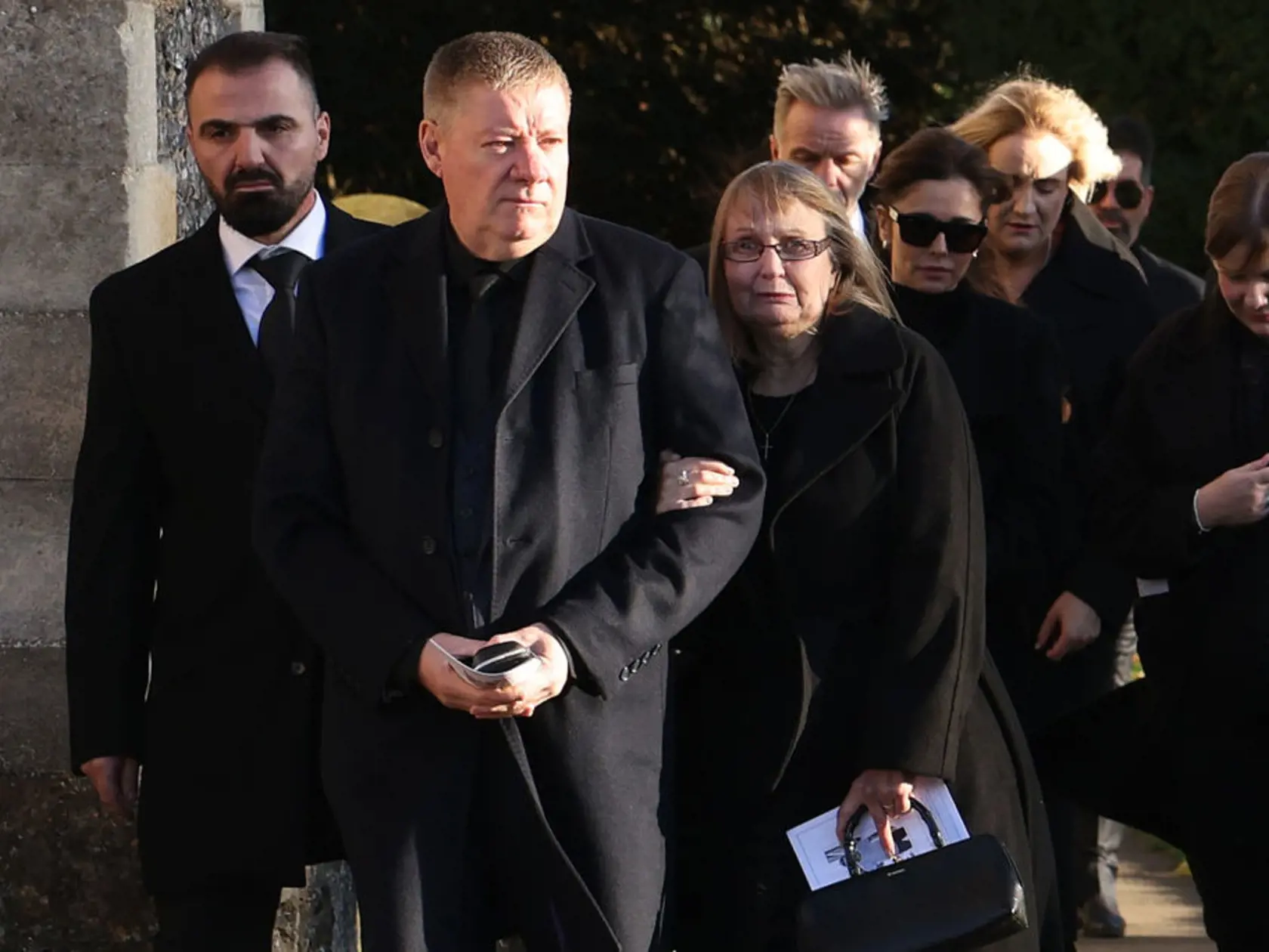 Pohreb Liama Paynea: Zdrvení rodičia Geoff a Karen. Za nimi matka Liamovho syna Cheryl Cole.