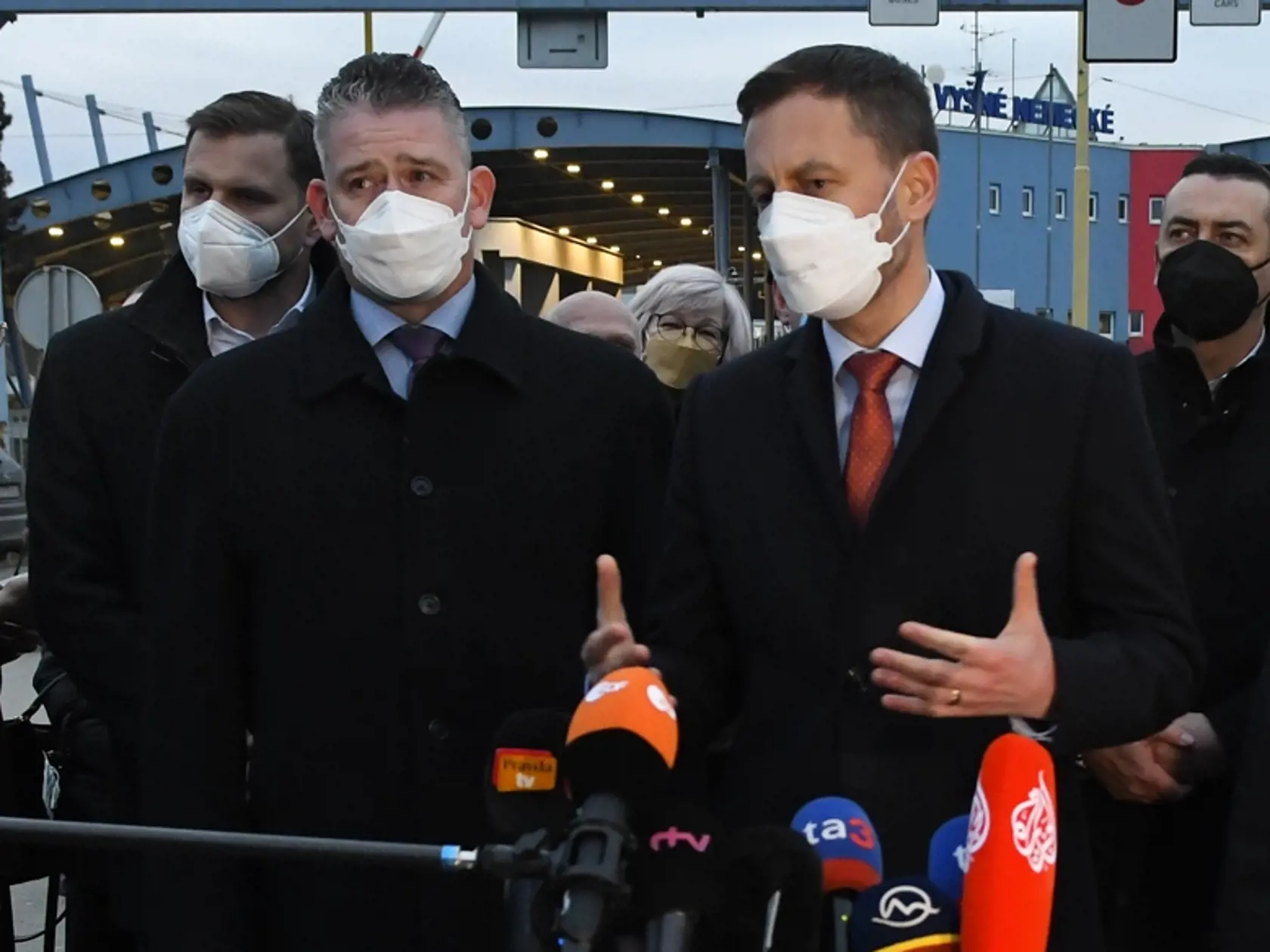 Na snímke je uprostred predseda vlády SR Eduard Heger, vpravo minister obrany SR Jaroslav Naď, vľavo minister vnútra SR Roman Mikulec (všetci OĽaNO) počas tlačovej konferencie na slovensko-ukrajinskom hraničnom priechode Vyšné Nemecké.