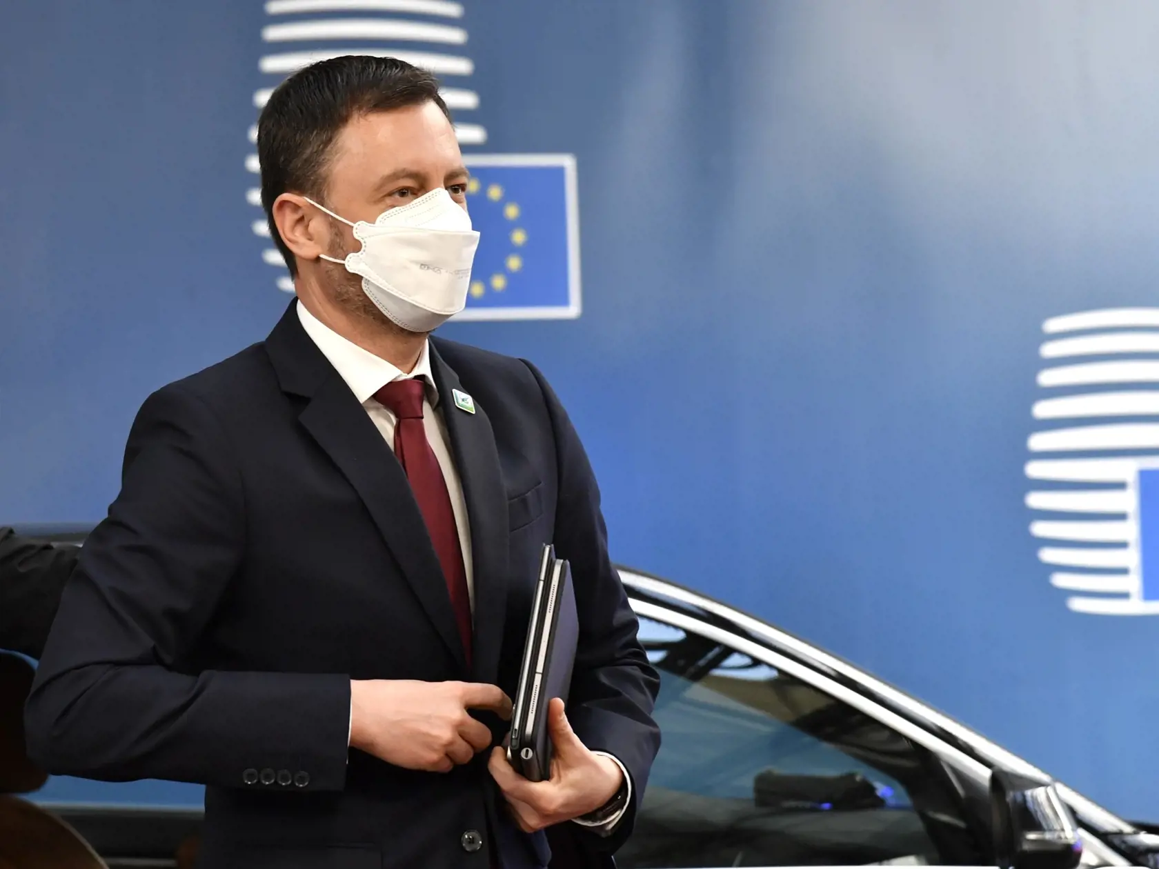 Slovenský premiér Eduard Heger prichádza na stretnutie lídrov EÚ pred summitom.