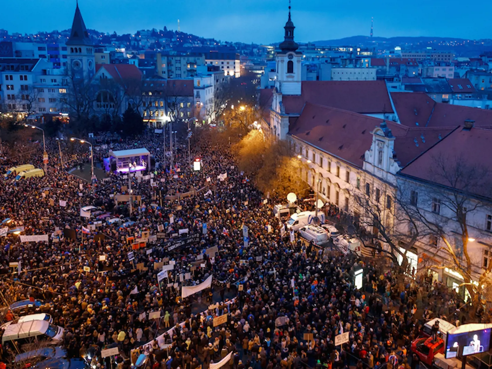 V desiatkach slovenských miest, ale i svetových metropol sa opäť konali zhromaždenia pod názvom Za slušné Slovensko. V Bratislave vyšlo do ulíc niekoľko tisíc ľudí.