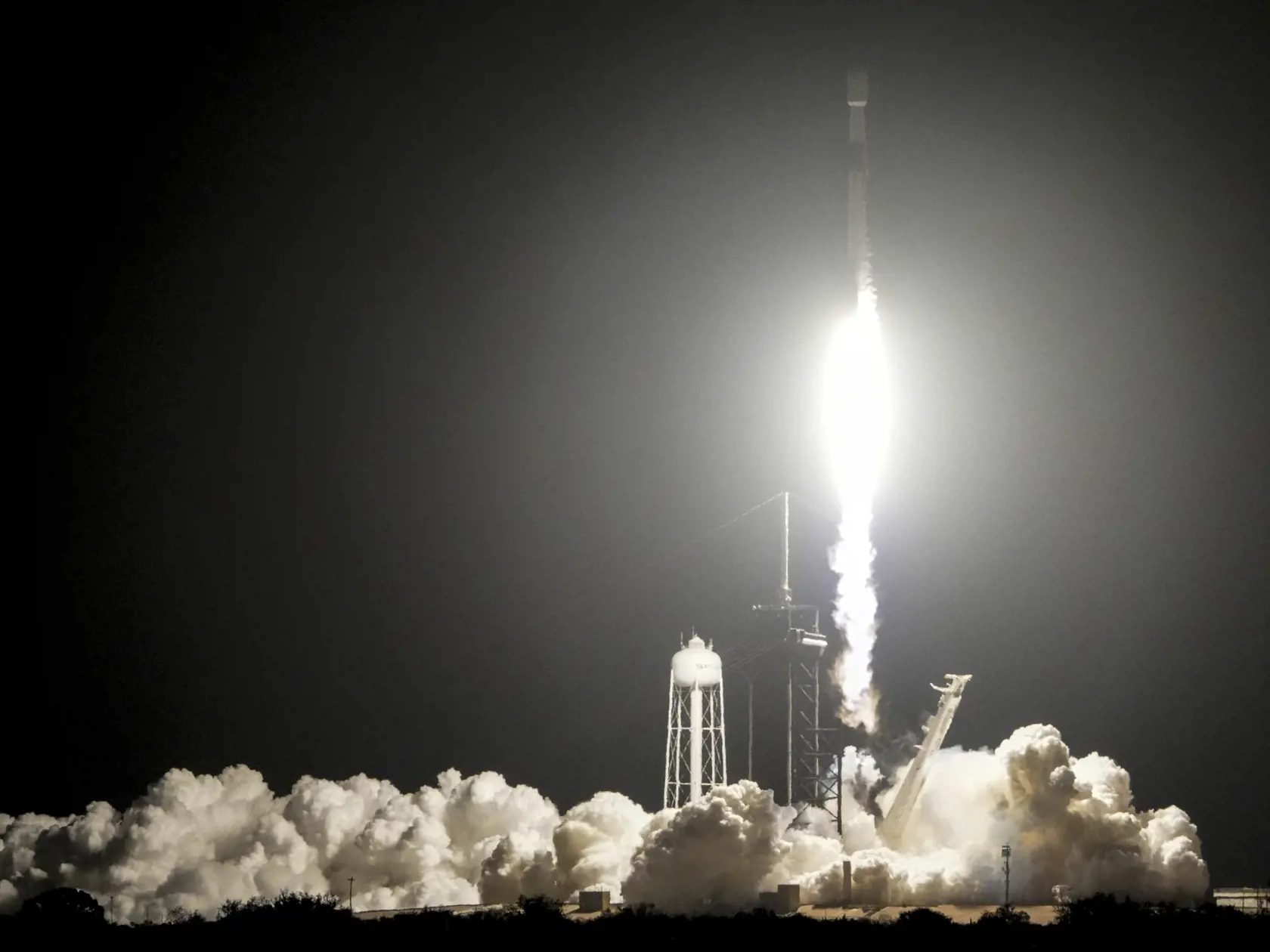 KK5 Mys Canaveral - Raketa Falcon 9 súkromnej spoločnosti SpaceX vlastnenej miliardárom Elonom Muskom vyniesla v stredu 15. januára 2025 z kozmodrómu na Myse Canaveral dva lunárne pristávacie moduly. Prvým je Blue Ghost, ktorý vyvinula a skonštruovala spoločnosť Firefly Aerospace so sídlom v americkom štáte Texas, druhým  Resilience od japonského start-upu ispace. FOTO TASR/AP 
A SpaceX Falcon 9 rocket lifts off from pad 39A with a payload of a pair of lunar landers at the Kennedy Space Center in Cape Canaveral, Fla., Wednesday, Jan. 15, 2025. (AP Photo/John Raoux)