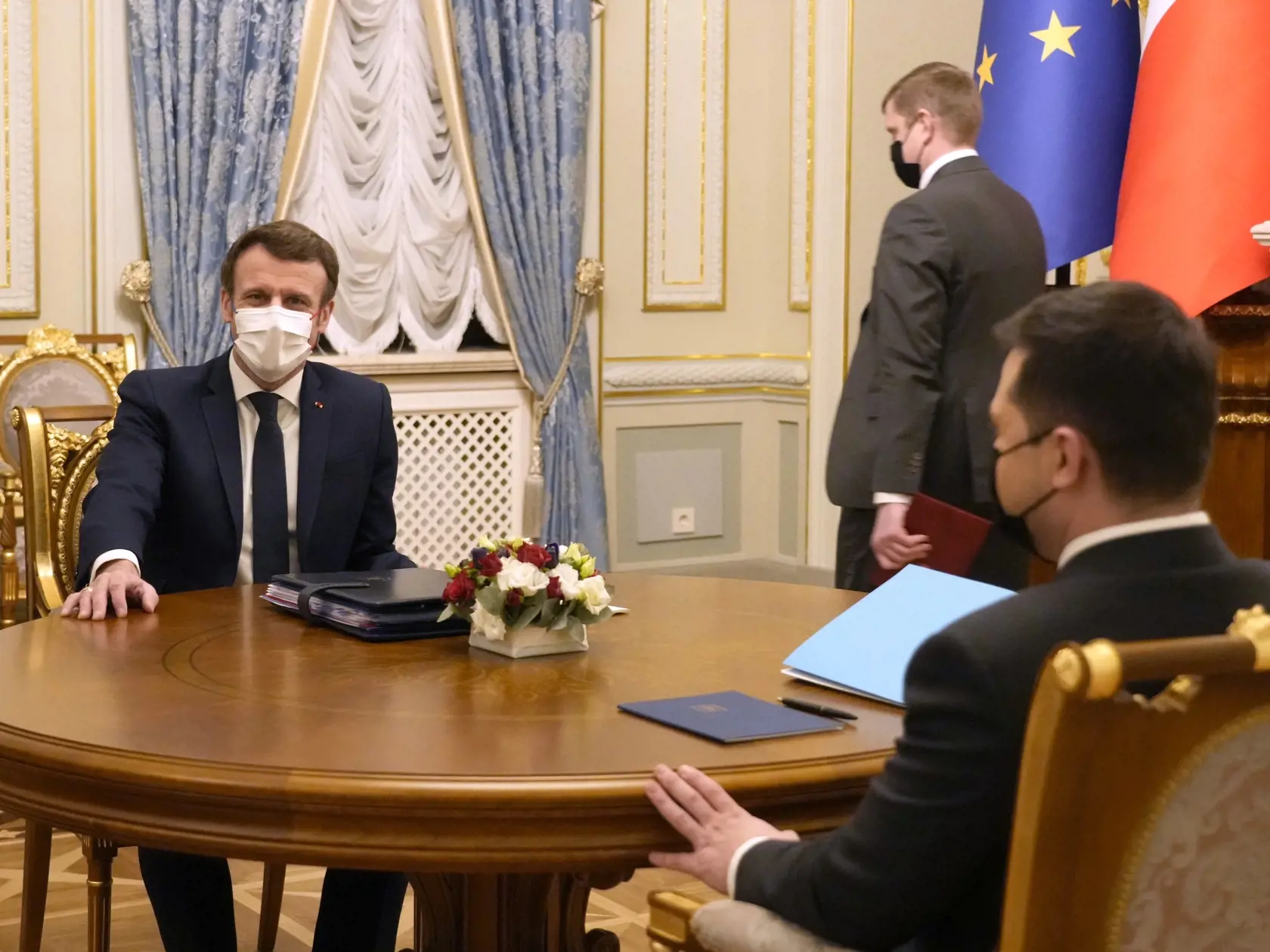 Francúzsky prezident Emmanuel Macron a ukrajinský prezident Volodymyr Zelenskyj diskutujú počas stretnutia v Kyjeve 8. februára 2022. Macron do Kyjeva pricestoval z Moskvy, kde rokoval s ruským prezidentom Vladimirom Putinom o situácii týkajúcej sa Ukrajiny.