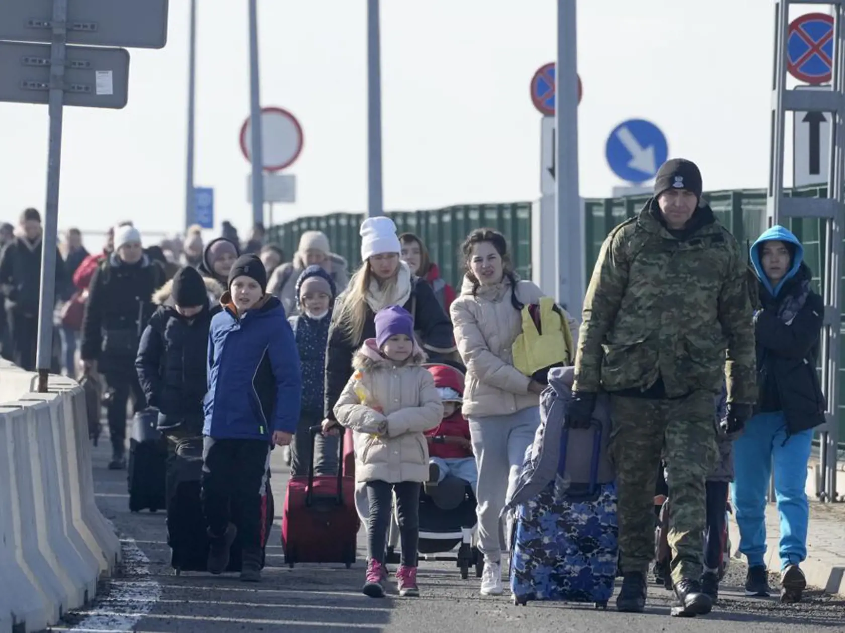 Poľská pohraničná stráž pomáha utečencom z Ukrajiny pri príchode do Poľska na hraničnom priechode Korczowa - 26. február 2022