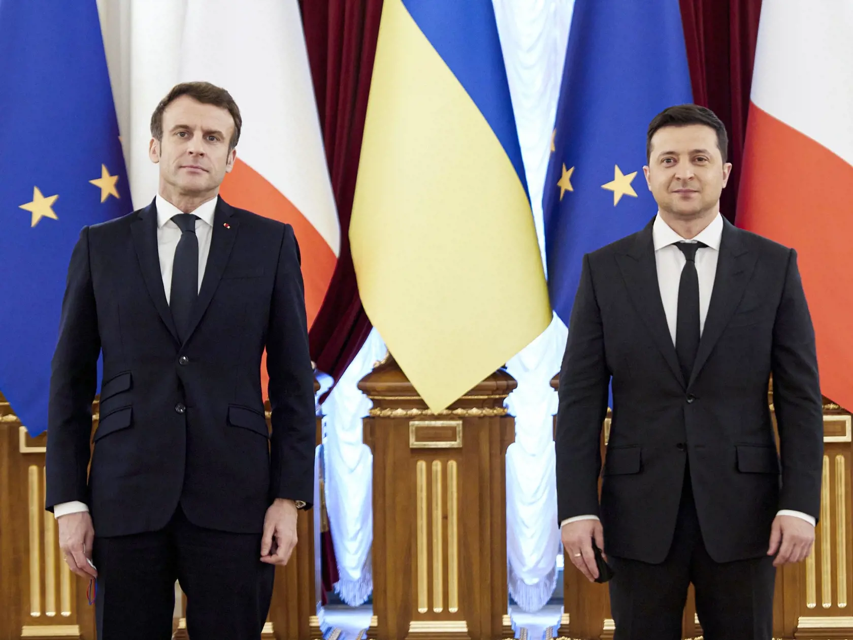 Kyjev 8. februára 2022 - Francúzsky prezident Emmanuel Macron a ukrajinský prezident Volodymyr Zelenský pózujú počas stretnutia v Kyjeve.