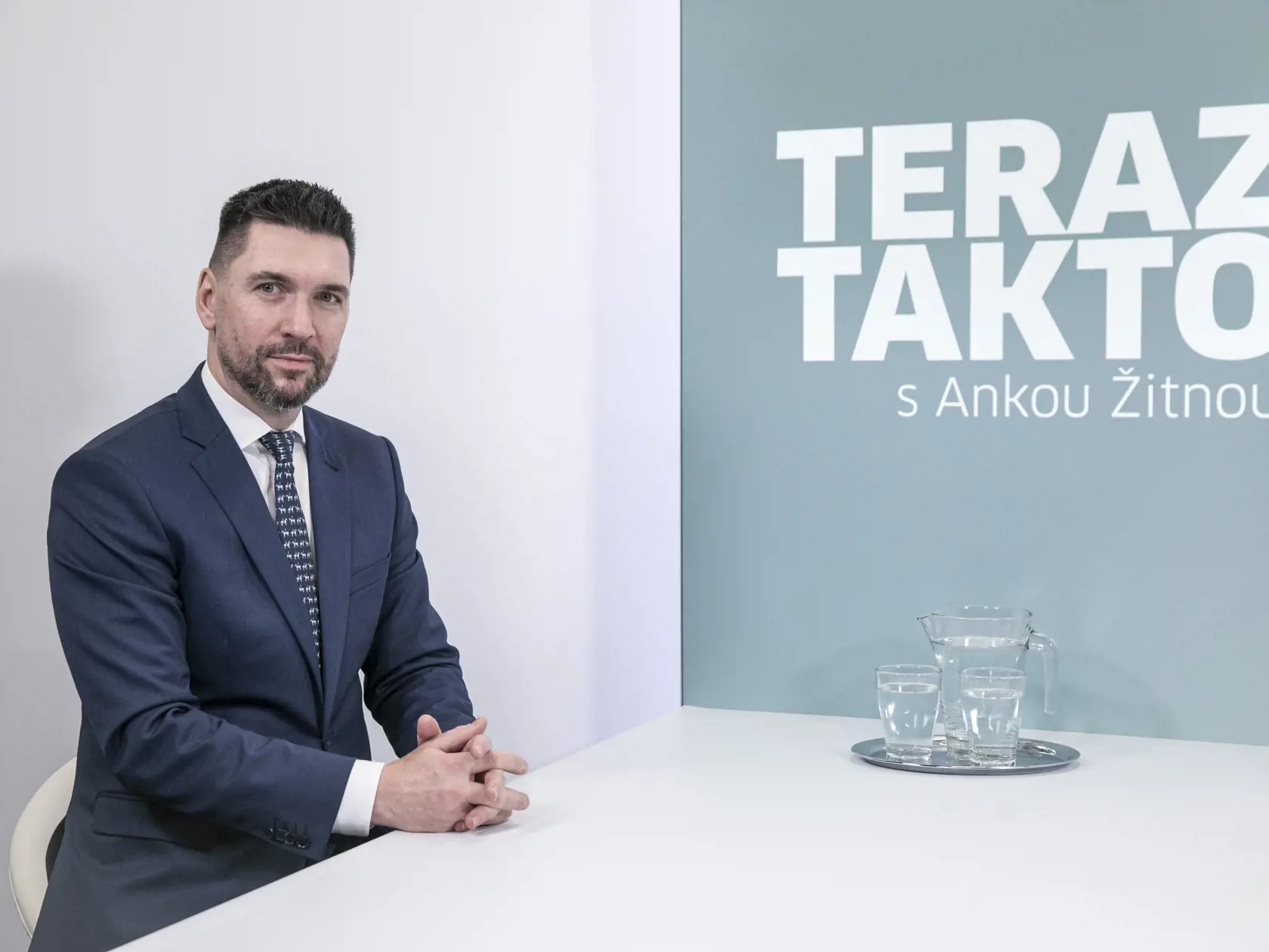  Na snímke je diskusná relácia "Teraz Takto", ktorej hosťom bol  minister pôdohospodárstva a rozvoja vidieka Richard Takáč.