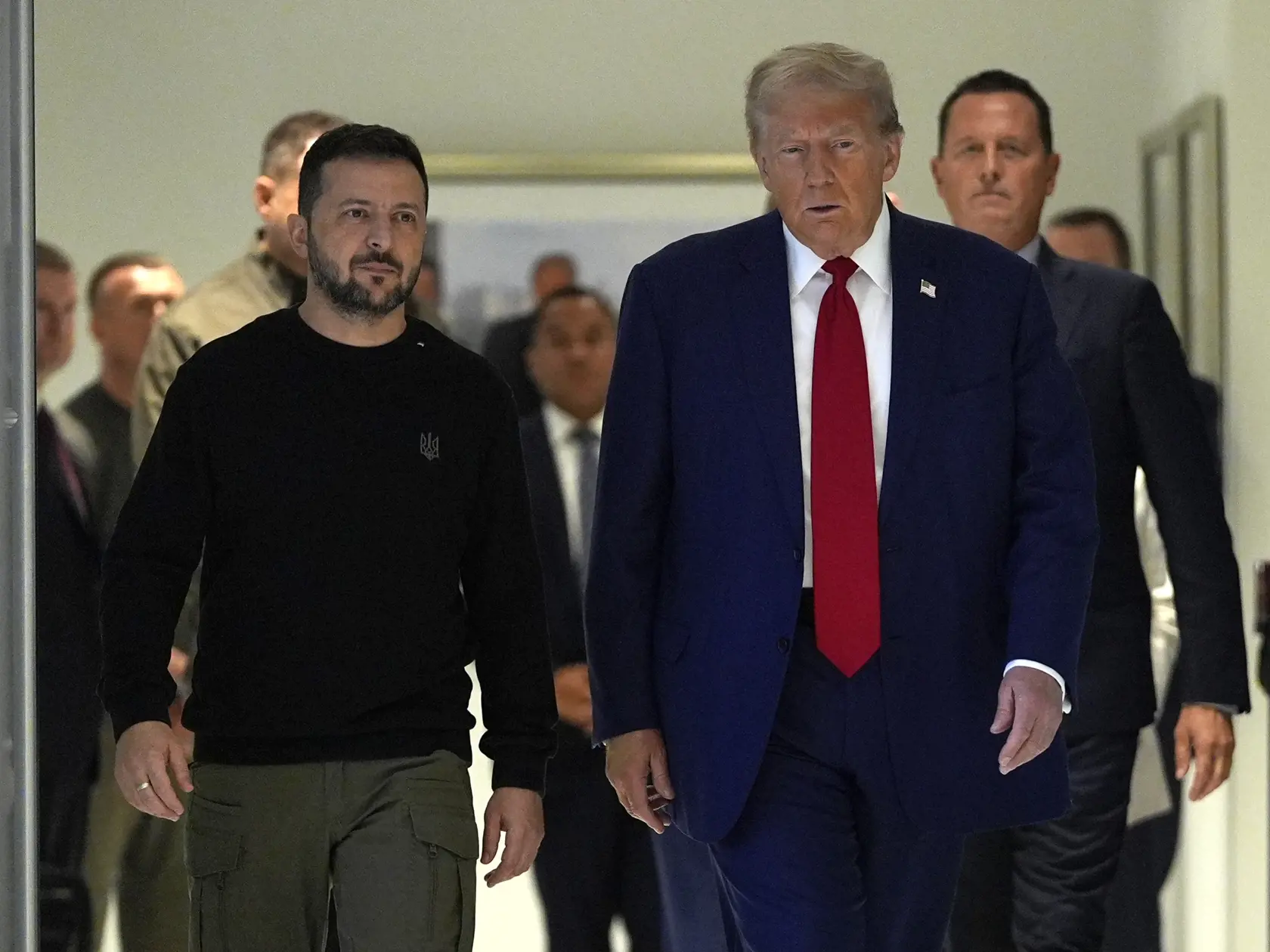 JB 12 New York - Republikánsky prezidentský kandidát Donald Trump (vpravo) kráča s ukrajinským prezidentom Volodymyrom Zelenským počas ich stretnutia v New Yorku 27. septembra 2024. FOTO TASR/AP 

Republican presidential nominee former President Donald Trump meets with Ukraine's President Volodymyr Zelenskyy at Trump Tower, Friday, Sept. 27, 2024, in New York. (AP Photo/Julia Demaree Nikhinson)