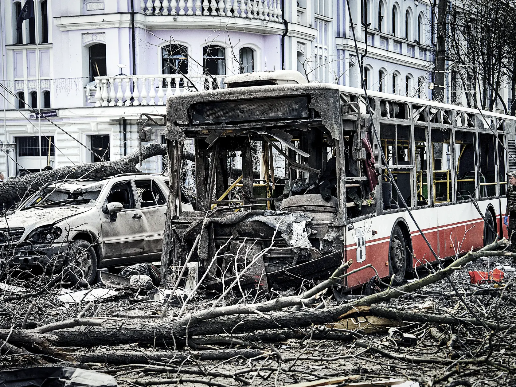 Po útoku začal horieť autobus, v ktorom sedel odvážny školák s mamou.