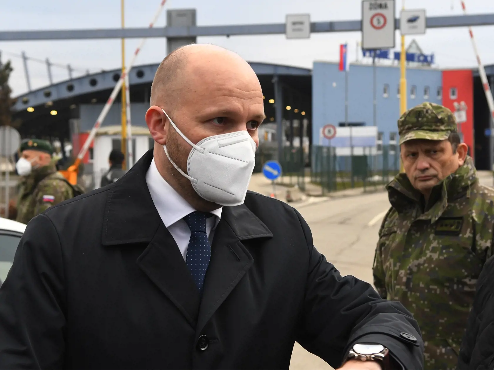 Na snímke minister obrany SR Jaroslav Naď (OĽaNO) na hraničnom priechodr na slovensko-ukrajinskej hranici vo Vyšnom Nemeckom 25. februára 2022. FOTO TASR - Milan Kapusta