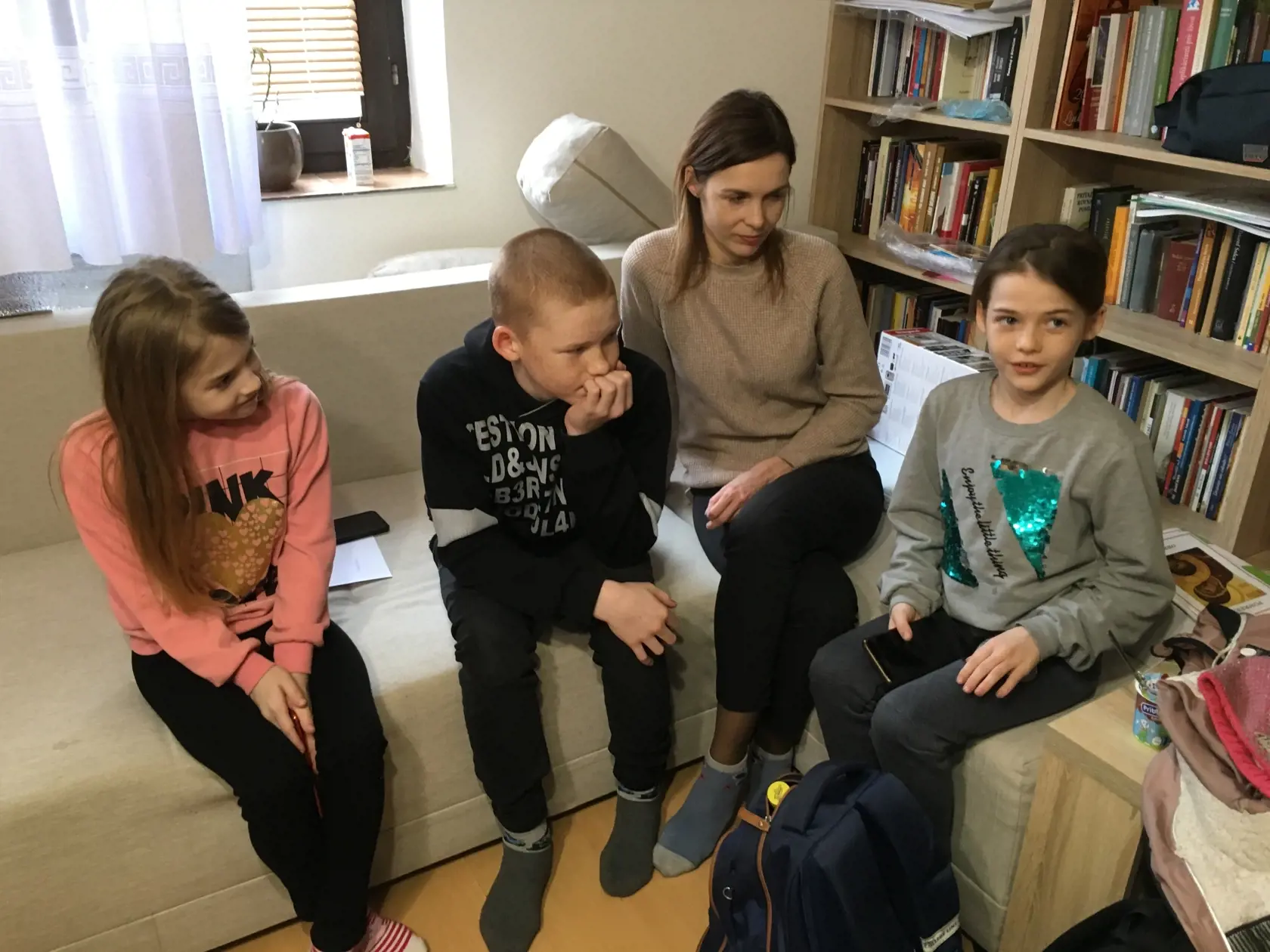 Na gréckokatolíckej fare vo Vyšnom Nemeckom našla útočisko mama Júlia (37) a jej deti, Diana (10), Karina (8), Vladislavav (13). "