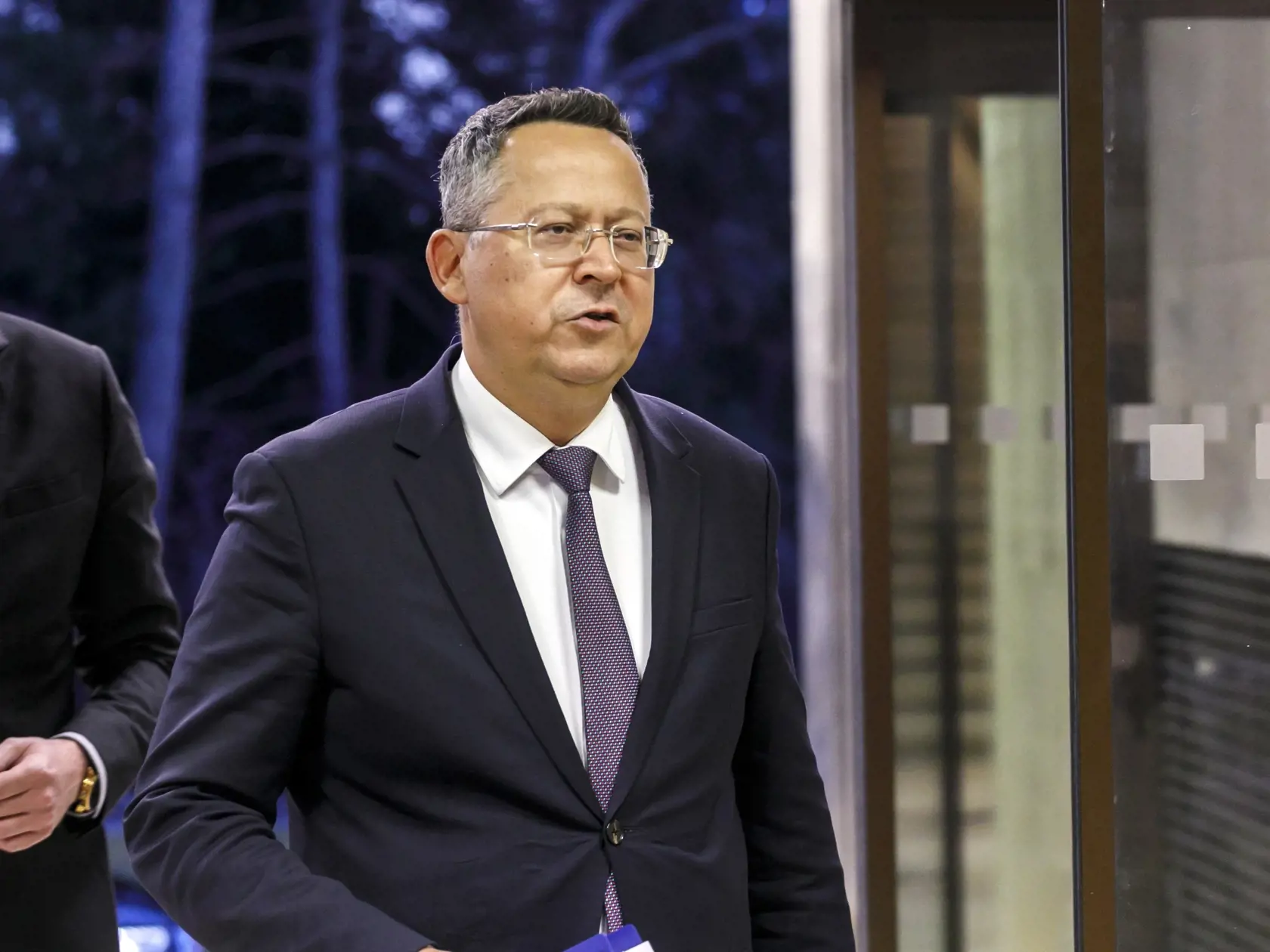 Môže sa výnos štátnych dlhopisov počas ich životnosti meniť? 
Pokiaľ občan bude tieto dlhopisy držať až do splatnosti, bude mať štátom garantovaný fixný výnos a ten sa meniť nebude. Ak dlhopis predáte na sekundárnom trhu pred jeho splatnosťou, jeho výnos ovplyvní trhová cena, ktorá sa môže meniť.