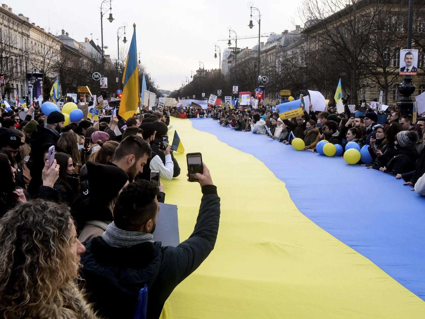 KK92 Budapešť - Ľudia protestujú proti vojne na Ukrajine 26. februára 2022 v Budapešti. Ruský prezident Vladimir Putin vo štvrtok oznámil, že rozhodol o uskutočnení špeciálnej vojenskej operácie vo východnej časti Ukrajiny. Putin takisto varoval ďalšie krajiny, že akýkoľvek pokus o zasahovanie do krokov Ruska bude viesť k následkom. FOTO TASR/AP
Thousands of protesters gathered in Budapest, Hungary, to demonstrate against Russia's invasion of Ukraine, Saturday, Feb. 26, 2022. Russian troops stor