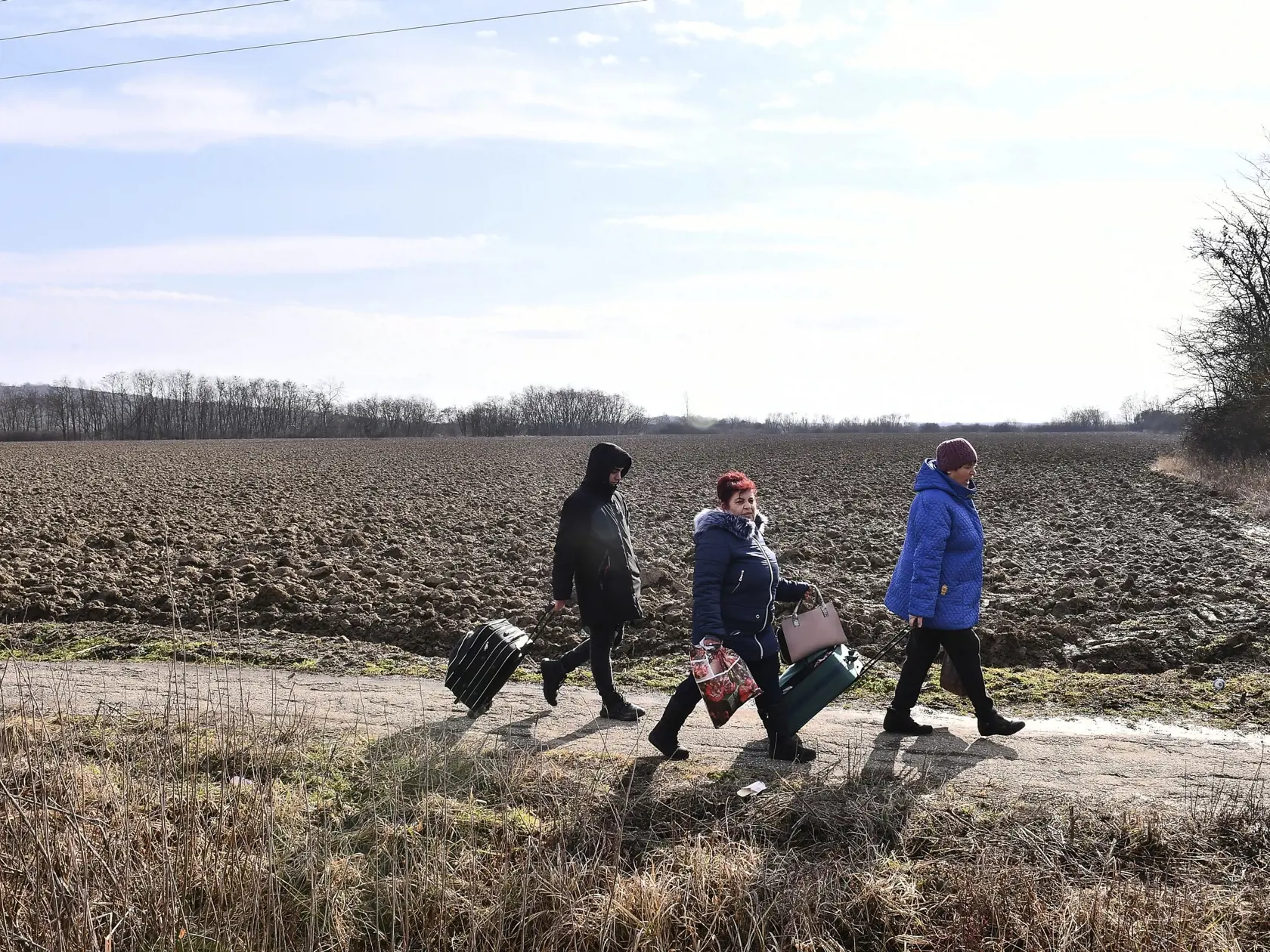 PK 35 Barabás - Ľudia opúšťajú Ukrajina v pohraničnej maďarskej obci Barabás v piatok 25. februára 2022. FOTO TASR/AP

People flee from Ukraine at the Hungarian-Ukrainian border, in Barabas, Hungary, Friday, Feb 25, 2022. Hungary has extended legal protection to those fleeing the Russian invasion. (AP Photo/Anna Szilagyi)