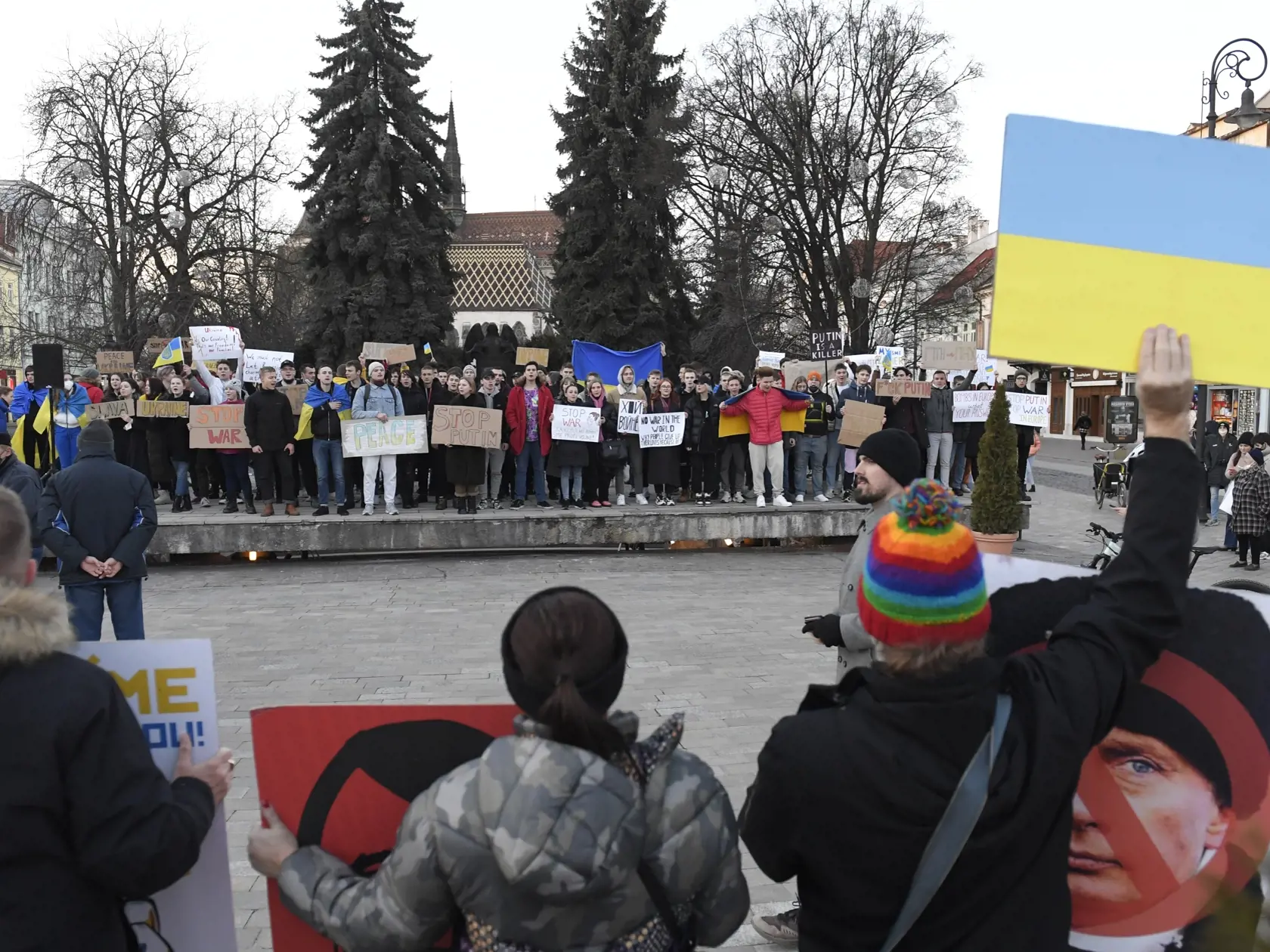 Na snímke zhromaždenie na podporu Ukrajiny na Hlavnej ulici v Košiciach 24. februára 2022. Ruský prezident Vladimir Putin vo štvrtok oznámil, že rozhodol o uskutočnení špeciálnej vojenskej operácie vo východnej časti Ukrajiny. Putin takisto varoval ďalšie krajiny, že akýkoľvek pokus o zasahovanie do krokov Ruska bude viesť k následkom. FOTO TASR – František Iván