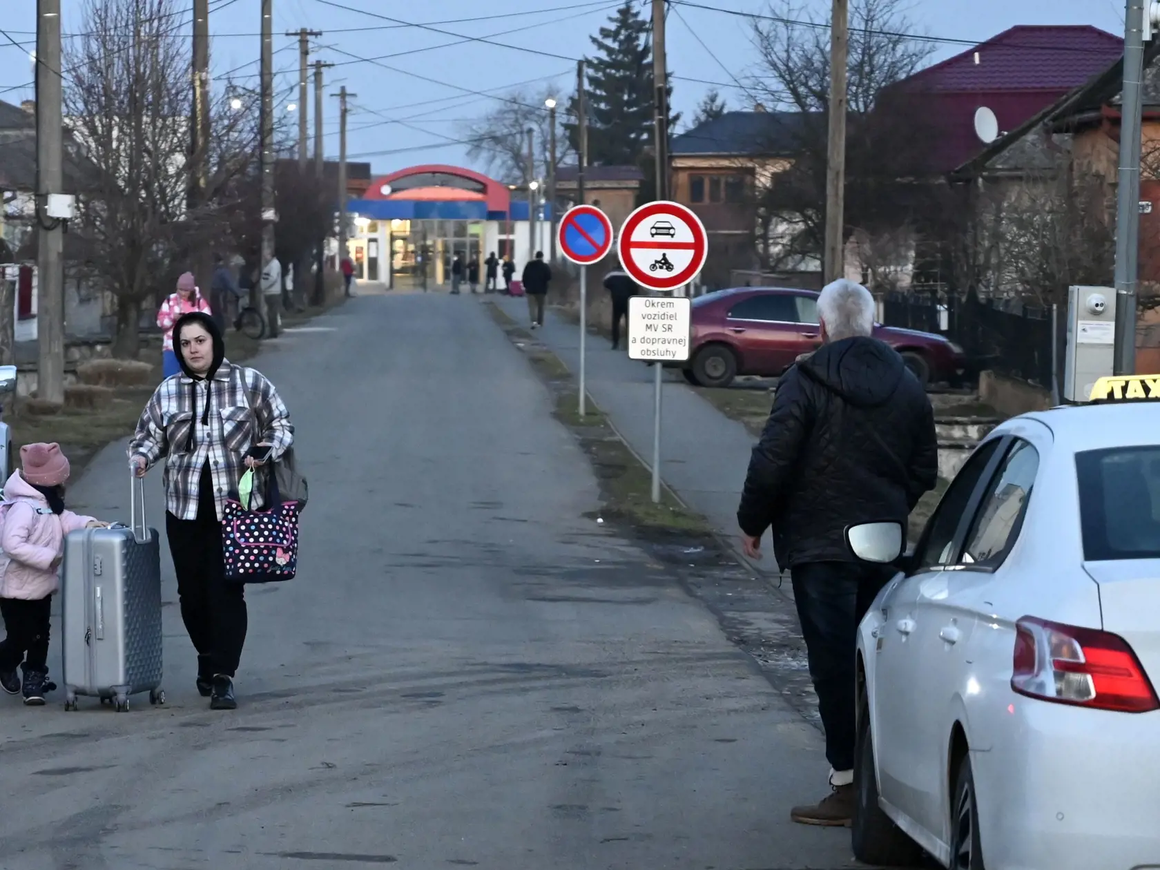 Na snímke ľudia prichádzajú na územie Slovenska z Ukrajiny na slovensko-ukrajinskom hraničnom priechode pre peších a cyklistov Veľké Slemence - Mali Selmenci podvečer vo štvrtok 24. februára 2022. FOTO TASR - Roman Hanc