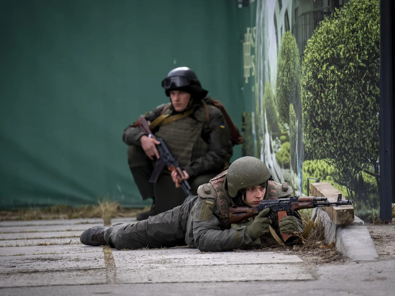 WA 44 Kyjev - Ukrajinskí vojaci zaujali pozície v centre Kyjeva počas druhého dňa ruskej invázie na Ukrajine v piatok 25. februára 2022. FOTO TASR/AP

 
Ukrainian soldiers take positions in downtown Kyiv, Ukraine, Friday, Feb. 25, 2022. Russia pressed its invasion of Ukraine to the outskirts of the capital Friday after unleashing airstrikes on cities and military bases and sending in troops and tanks from three sides in an attack that could rewrite the global post-Cold War security order. (AP Ph