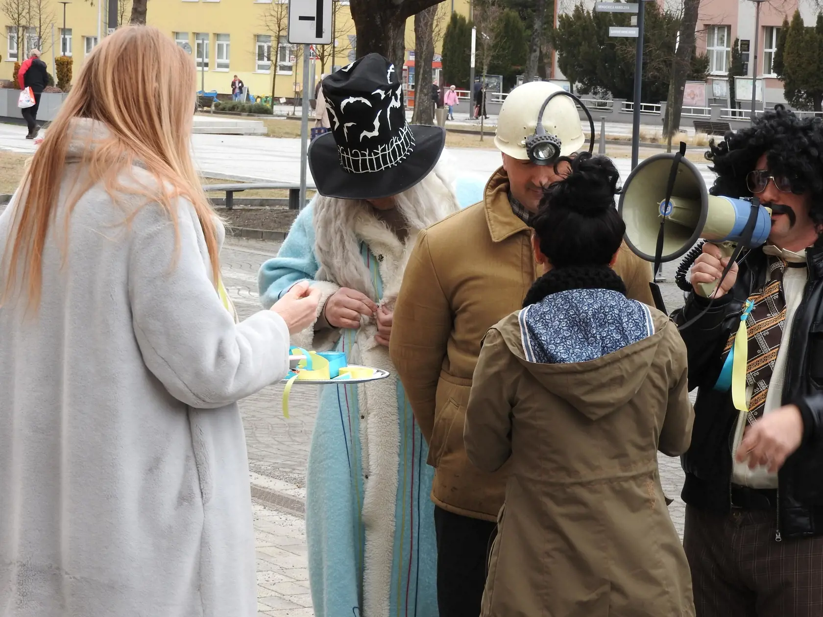 Tradičný fašiangový sprievod mestom Handlová v piatok so sebou niesol odkaz, ktorý vyjadroval solidaritu k Ukrajine. Členovia sprievodu mali na kostýmoch žlto-modré stužky, farby ukrajinskej vlajky. "Tohtoročné fašiangy v Handlovej, ktoré sú prechodom medzi zimou a jarou, tak nesú so sebou mrazivý odkaz hrôzy vojny i nádej, že Ukrajina bude opäť slobodná," uviedla hovorkyňa mesta Jana Paulínyová. V Handlovej 25. februára 2022. FOTO TASR - Alexandra Moštková
