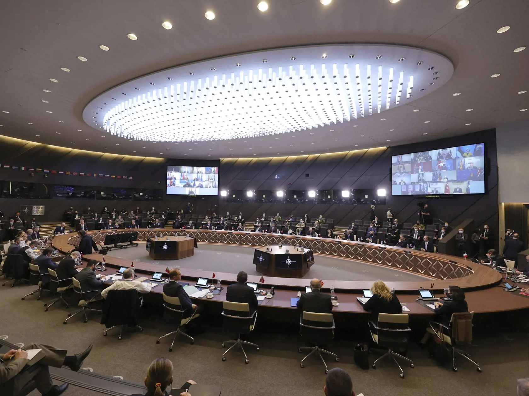 EBE 33 Brusel - Na snímke uprostred naľavo generálny tajomník NATO Jens Stoltenberg počas mimoriadneho samitu lídrov Severoatlantickej aliancie v sídle NATO v Bruseli v piatok 25. februára 2022. FOTO TASR/AP

NATO Secretary General Jens Stoltenberg, center left, convenes NATO leaders, both in person and on screen, for a virtual summit at NATO headquarters in Brussels, Friday, Feb. 25, 2022. U.S. President Joe Biden and his NATO counterparts will seek Friday to reassure member countries on the al