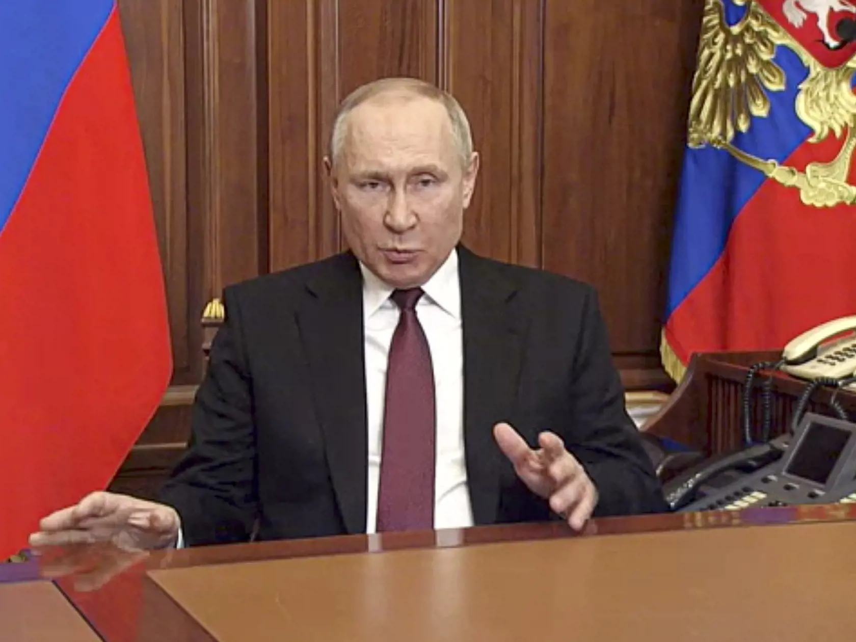 WA 5 Moskva - Ruský prezident Vladimir Putin počas prejavu k národu v Moskve vo štvrtok 24. februára 2022. Ruský prezident Vladimir Putin vo štvrtok oznámil, že rozhodol o uskutočnení špeciálnej vojenskej operácie vo východnej časti Ukrajiny. FOTO TASR/AP
 

In this image made from video released by the Russian Presidential Press Service, Russian President Vladimir Putin addressees to the nation in Moscow, Russia, Thursday, Feb. 24, 2022. Russian troops launched their anticipated attack on Ukrai